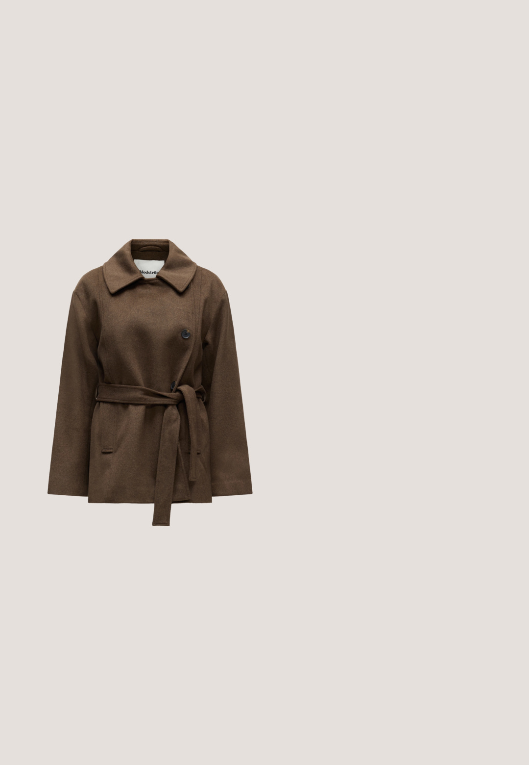 Manteau en laine marron avec ceinture, large col, deux boutons noirs et poches latérales.; Un cardigan enveloppant marron foncé en tissu doux, avec un décolleté en V profond, des manches longues et des boutons décoratifs sur le côté pour la fermeture.; Jupe marron en tissu texturé, présentant des rayures horizontales de différentes teintes. Une étiquette sur le côté affiche le nom de la marque et les instructions d'entretien.; Botte en suède marron jusqu'au genou avec une silhouette droite, un talon carré et un accent de logo près du haut. Texture lisse avec un bout arrondi.; Sac à épaule en cuir marron foncé avec pochette détachable assortie et logo doré DKNY sur fond blanc uni.; Large bracelet manchette en or brillant avec dos ouvert et bords lisses et incurvés sur un fond clair uni.