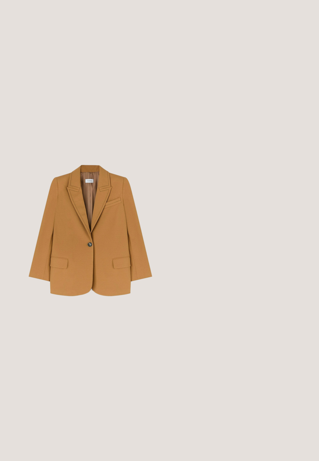 Blazer color camel hecho de un tejido suave, con solapa muestrada, cierre de un botón y dos bolsillos frontales. Diseño entallado con un mínimo de detalles.; Vestido cruzado blanco sin mangas con escote en V y cinturón a juego con hebilla plateada y ojales, de largo hasta la rodilla con falda en línea A.; Zapato de tacón bajo beige con punta afilada y un acabado superior suave y brillante. Presenta un sutil corte a lo largo del arco y un tacón delgado y cónico.; Gafas de sol con montura de carey en forma de ojo de gato, con lentes marrones degradadas y detalles de logotipos circulares dorados en las patillas.; Bolso bandolera rectangular de color beige claro con cierre dorado y correa ajustable sobre un fondo blanco.; Cadena de oro con colgante transparente en forma de corazón y pendientes de botón a juego en forma de corazón dorado con pequeñas piedras transparentes.