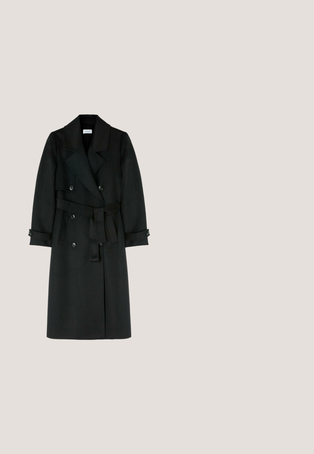 Manteau long noir croisé avec larges revers, ceinture à la taille, brides boutonnées aux manches et poches latérales.; Robe en velours noir à manches longues, présentant des détails froncés à la taille et des poignets ornés d'une rangée de petits accents brillants.; Bottes noires montantes en cuir lisse, avec un bout pointu et un talon carré avec des rayures verticales. Design minimaliste.; Lunettes de soleil noires à monture œil de chat avec des verres foncés et le logo « GUESS » sur la branche et le verre, présentées sur un fond blanc.; Sac à bandoulière en cuir noir avec un design courbé, des accessoires dorés et une poche avant zippée avec un logo de marque embossé.; Collier plaqué or avec une fine chaîne, présentant un pendentif rectangulaire orné de petites pierres transparentes. Longueur ajustable avec fermoir.