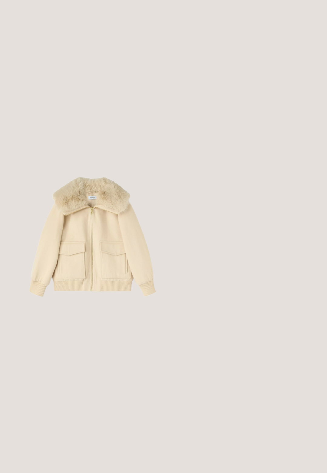 Beige zip-jakke med kunstpelskrave, ribbede manchetter og to forlommer. Blødt materiale med en glat tekstur.; Beige langærmet sweater med rund halsudskæring og enkel strikket struktur, vist mod hvid baggrund.; Mørkeblå slim-fit jeans med forlommer, bæltestropper og knaplukning på hvid baggrund.; Beige ruskinds ankelstøvle med spids tå, lav hæl i stabel og en trækflig. Glat tekstur med synlige syninger langs sålen.; Beige tote-taske med dobbelte håndtag, en lille fastmonteret pung og en horisontal rem med knaplukning på fronten.; Guld kæde med kursiv "Coach" vedhæng og justerbar hjerteformet lås på hvid baggrund.
