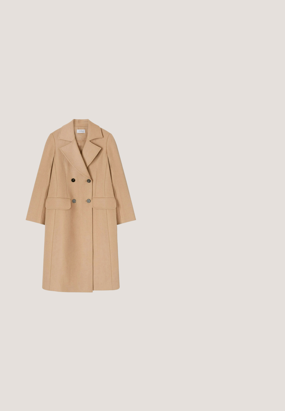 Abrigo de lana beige de doble botonadura con cuello inglés, bolsillos de solapa y dos botones negros en la parte delantera. Diseño recto, de longitud media.; Suéter de cuello en V en marrón claro, hecho de una tela suave. Presenta mangas largas y un dobladillo y puños acanalados para mayor textura. Diseño sencillo.; Pantalones plisados beige con un corte ajustado, hechos de una tela suave, que presentan una cinturilla clásica y un corte recto.; Mocasín de cuero negro con punta redonda, cinta decorativa en la parte superior y tacón bajo apilado. Textura suave y detalles de costura mínimos.; Pañuelo blanco cuadrado con patrón abstracto de líneas negras entrelazadas y un borde negro sólido.; Bolso tote de cuero marrón con un diseño estructurado, que presenta dos asas superiores y acentos de costura visibles, combinado con una camiseta blanca de manga larga y shorts beige.