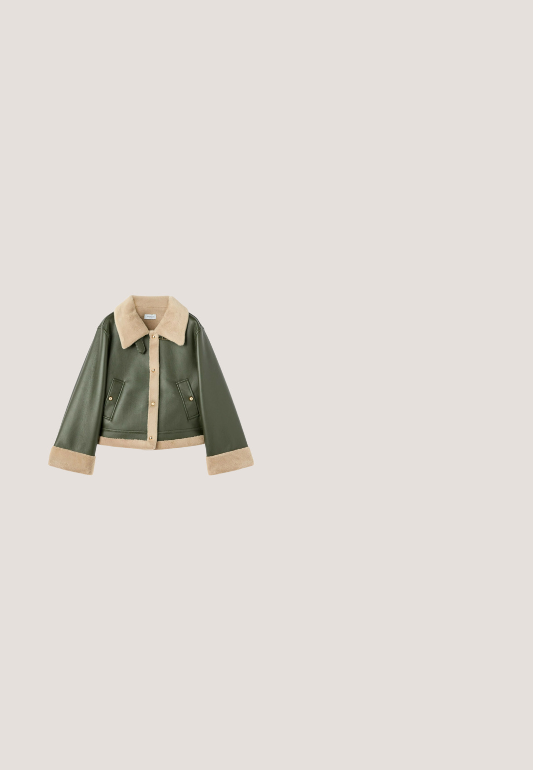 Chaqueta de faux leather verde oliva con cuello, puños y ribete frontal de borreguillo beige, botones de presión dorados y dos bolsillos laterales.; Camiseta blanca de manga corta con puños remangados y la palabra "Love" en el pecho hecha con pequeños patrones de flores amarillas y blancas.; Jeans de pierna ancha en denim azul oscuro con costuras blancas en contraste, diseño de cinco bolsillos y cierre de botón en la cintura.; Botín Chelsea en color tostado con panel lateral elástico negro, decorado con diseños repetitivos del logo y una suela negra gruesa con dibujo.; Bolso Guess beige con patrón de monograma, asas dobles, correa de hombro desmontable y colgante de llavero.; Anillo de oro con un diseño recortado que escribe "Coach", con un pequeño acento de gema en un extremo. Acabado suave y brillante con una banda redondeada.