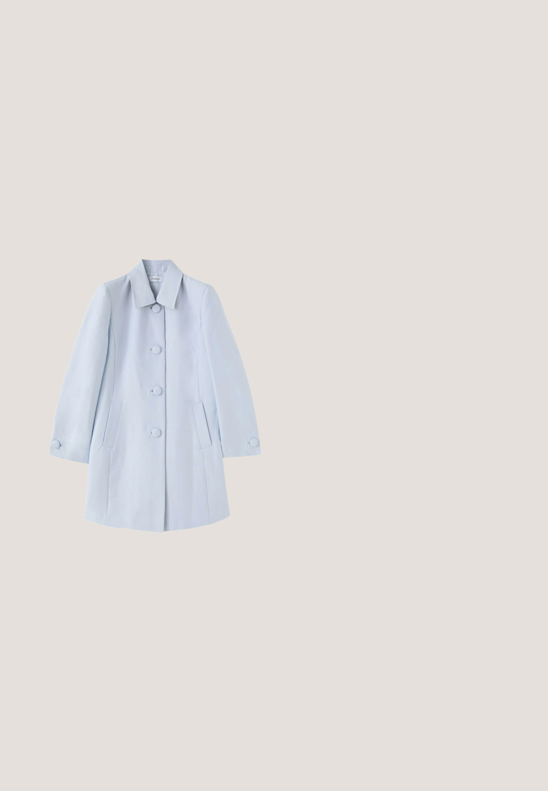 Manteau pour femme bleu clair avec un col, quatre boutons à l'avant, poches latérales et poignets boutonnés, présenté sur un fond blanc.; Pull bleu clair à manches courtes avec un col rond et des motifs floraux brodés subtils sur le haut des manches.; Jupe crayon côtelée en violet clair avec un design ajusté. Présente une taille haute, une texture lisse et une coupe au niveau des genoux.; Chaussure à talon haut en cuir bleu clair à bout pointu avec talon aiguille fin et languette à l'arrière, vue de côté sur fond blanc.; Sac à main allongé bleu clair avec double poignée et fermeture à glissière sur le dessus, posé sur un fond blanc.; Chouchou en tissu noir avec une texture lisse et froncée, conçu pour maintenir les cheveux en place.