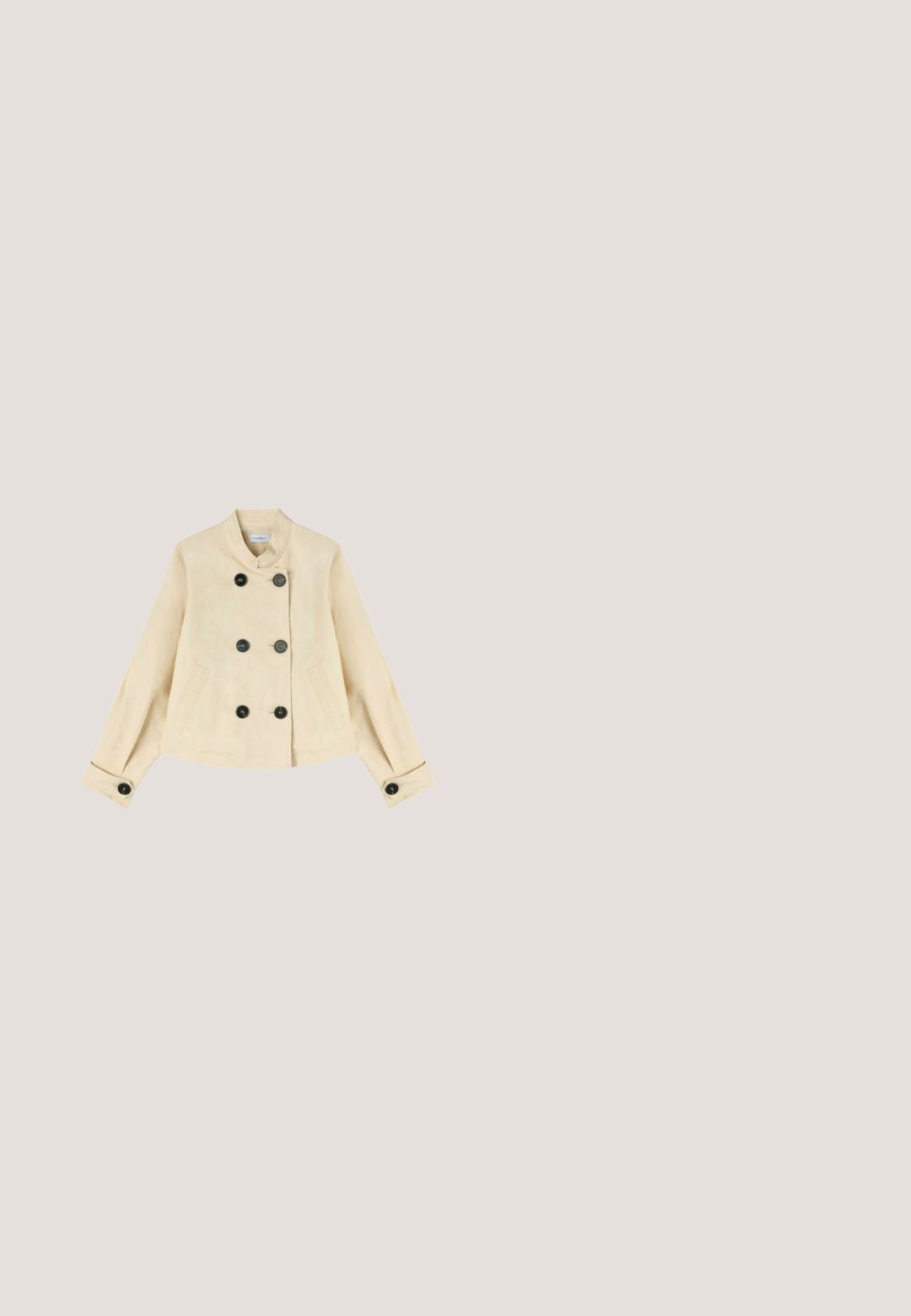 Chaqueta cropped beige con cuello alto, seis botones negros en el frente, dos bolsillos laterales y puños abotonados en las mangas largas.; Vestido sin mangas de color crema con escote cuadrado y detalles de volantes en los hombros, que cuenta con un corsé ajustado y una falda acampanada.; Zapato de tacón beige con tiras traseras, punta puntiaguda, laterales de malla tejida, correa ajustable con hebilla y tacón bloque curvado de altura media.; CHLOÉ CARLINA OVERSIZED RECTANGULAR METAL SUNGLASSES - Gafas de sol - gold-coloured/grey; Bolso tejido beige con bordado floral blanco, ribete de flecos blancos, cierre giratorio dorado y cadena dorada con almohadilla de cuero blanca para el hombro.; Delicada pulsera de cadena de oro de doble capa con pequeñas cuentas redondas y una única perla blanca centrada en una de las cadenas, cierre de langosta.