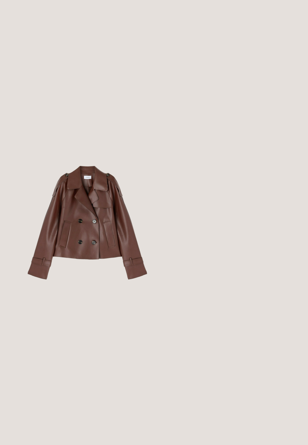 Braune, zweireihige Kunstlederjacke mit weitem Kragen, Schulterriemen, Frontklappentasche und langen, manschettenärmeln.; Langärmliges Oberteil in einem tiefen lila Farbton, mit vertikaler Rippstruktur und einem kragenlosen V-Ausschnitt. Weicher Stoff mit einer schmalen Passform.; Hoch taillierte, weit geschnittene Hosen in einem tiefen Pflaumenfarbton mit zwei Knöpfen am Taillenbund und seitlichen Taschen, flach auf einem weißen Hintergrund präsentiert.; Eine Frau trägt einen braunen Pailletten-Midi-Rock und dunkle, krokodilstrukturiertes Mary-Jane-Absätze und steht auf Marmortreppen.; Burgunderfarbene Ledertasche mit geschwungener Form, doppelten Tragegriffen, Reißverschlussverschluss und dezenten Steppdetails. Glatte, hochglänzende Oberfläche.; Perlenarmband mit kleinen, runden dunkelroten Steinen, getrennt durch goldene Abstandperlen und einem goldenen Verschluss auf weißem Hintergrund.
