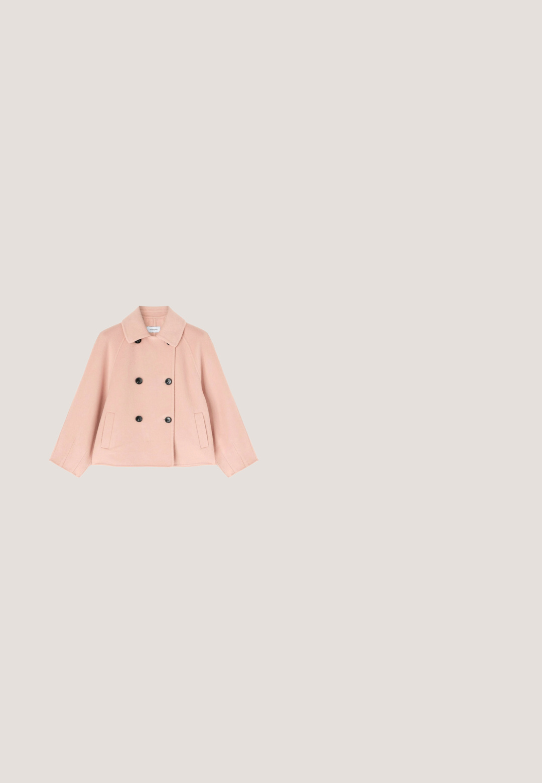 Chaqueta rosa de lana con doble botonadura, botones negros, cuello ancho, mangas largas y dos bolsillos delanteros, colocada plana sobre un fondo blanco.; Vestido de capas en crema claro con pequeño patrón floral beige. Presenta mangas largas y una cintura fruncida para una forma ajustada.; Tacón slingback rosa con punta puntiaguda, parte superior de tela, recortes redondeados, detalles de perlas y tacón grueso. Cuenta con un detalle de hebilla lateral.; Gafas de sol en forma de ojo de gato con un marco transparente en color rosa y lentes de tono marrón. Presentan esquinas pronunciadas y un sutil logo en las patillas.; Bolso pequeño de color rosa pálido con una gran decoración de flor que presenta un centro de perlas y pedrería, asa superior y correa de cadena dorada.; Par de pendientes de botón beige en forma de flor con pétalos translúcidos y pequeñas cuentas redondas agrupadas en el centro sobre un fondo blanco.