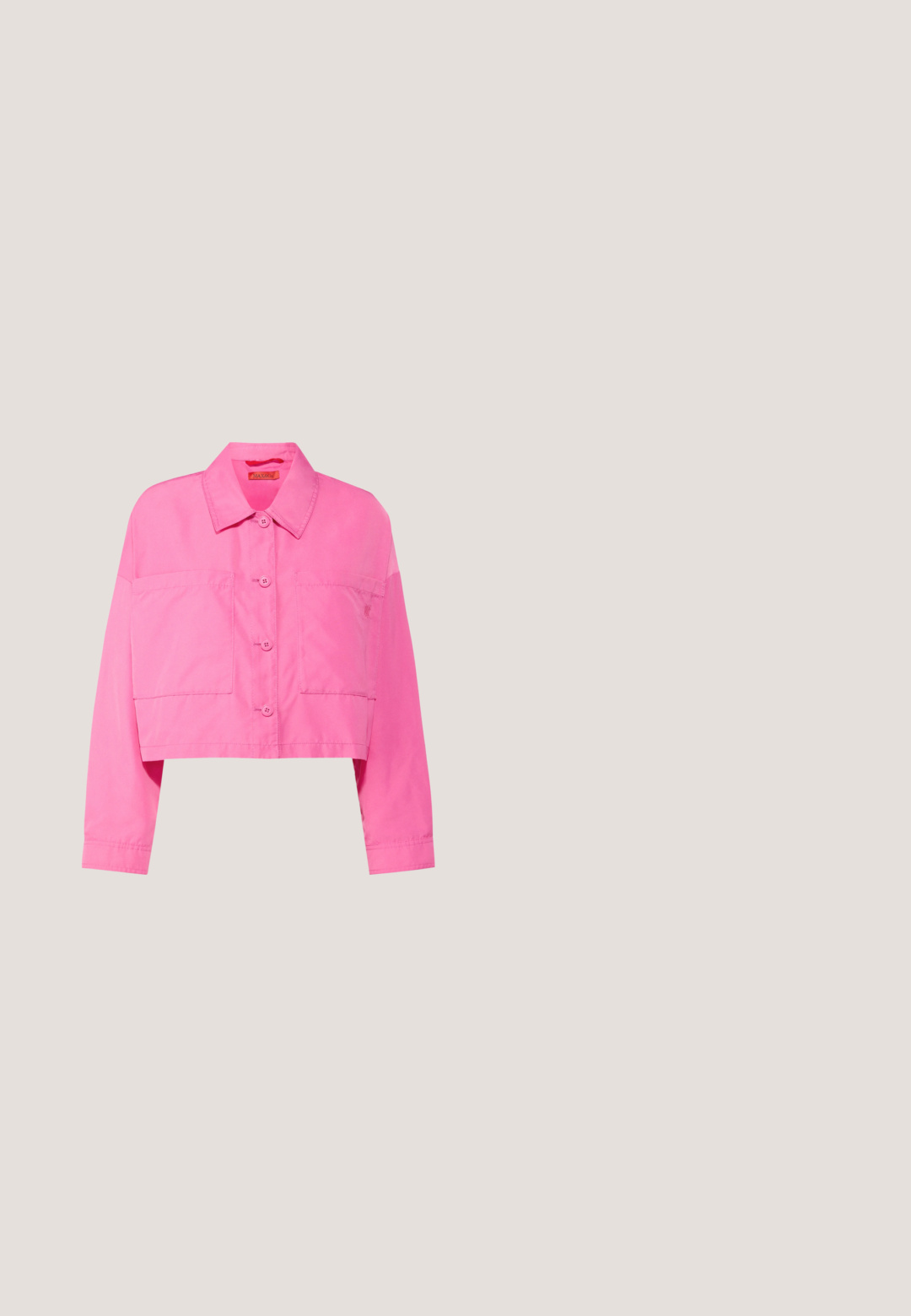 Veste rose raccourcie en tissu en mélange de coton, avec un col pointu, deux poches poitrine et une fermeture à boutons avec des boutons assortis.; Robe maxi en maille côtelée à manches courtes, avec des rayures horizontales roses, rouges et blanches. Encolure arrondie et silhouette ajustée.; Mule rose en satin à bout ouvert, talon kitten bas et nœud tressé décoratif sur la tige, présentée sur un fond uni clair.; Lunettes de soleil ovales translucides roses avec des verres teintés foncés et des détails décoratifs subtils sur les branches, présentées sur un fond blanc.; Sac à main tissé rose vif avec deux poches avant, de grands boutons ronds et une poignée arrondie unique sur un fond clair uni.; Boucles d'oreilles en acrylique rose avec une finition brillante, présentant des éléments en métal doré et un support transparent. La forme courbée ajoute de la dimension.