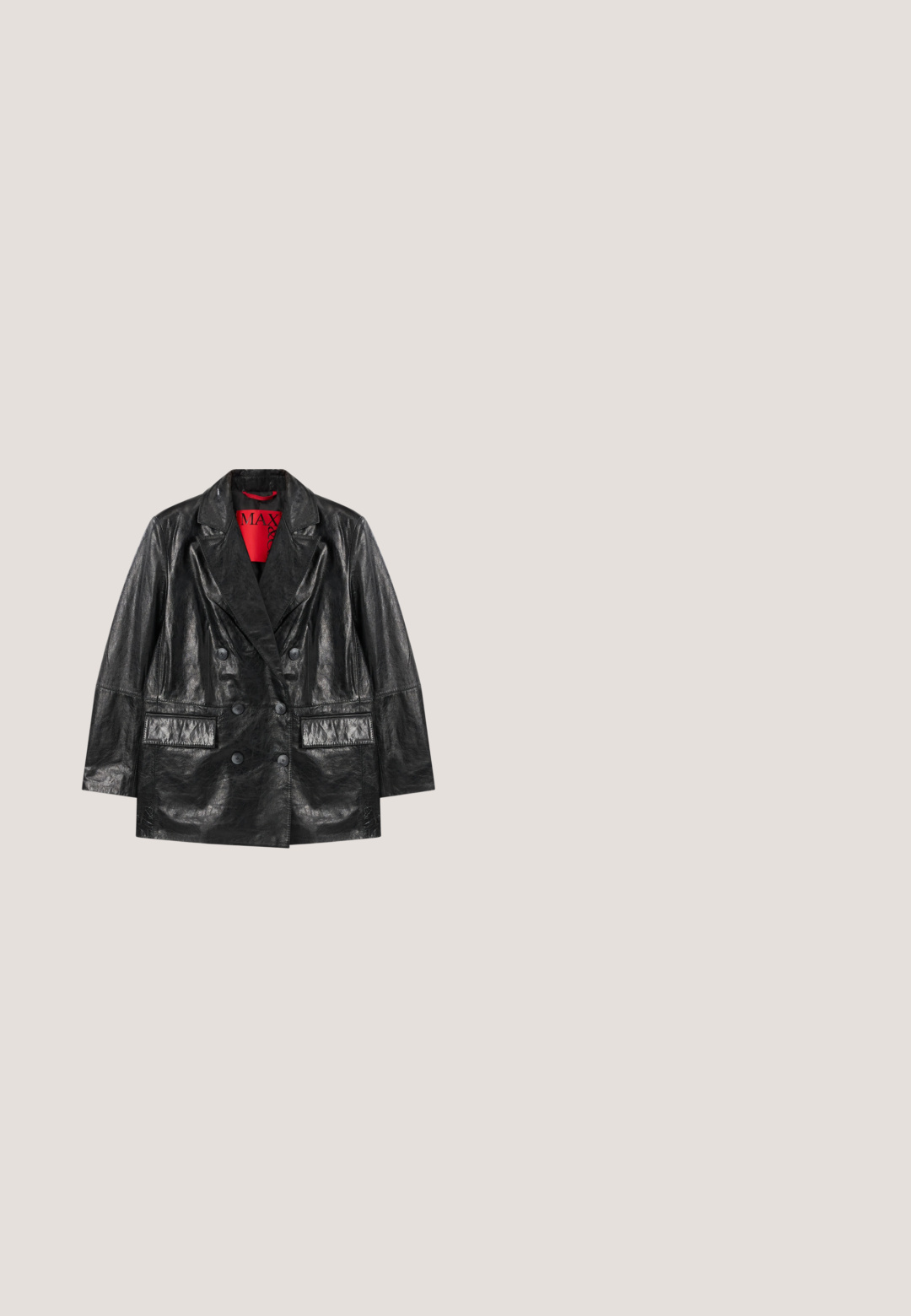 Blazer negro de imitación cuero con solapas de pico, dos bolsillos frontales y una textura suave y brillante. Forro rojo visible en el interior.; Camiseta de algodón negra con un diseño texturizado y adornos metálicos en forma de puntos que forman la palabra "KARL LAGERFELD" en la parte frontal.; Pantalones negros de pierna ancha con cintura alta y frente liso, diseñados para un ajuste relajado y profesional.; Botín de charol negro con paneles laterales elásticos, punta afilada y un diseño único de tacón escultórico que presenta una pequeña figura.; Clutch de cuero negro brillante acolchado con logo decorativo dorado y correa delgada para la muñeca, sobre un fondo claro.; Pendientes en tono plateado con un diseño de cadena y un cierre acentuado con strass transparente en la parte superior. Textura suave, silueta moderna.