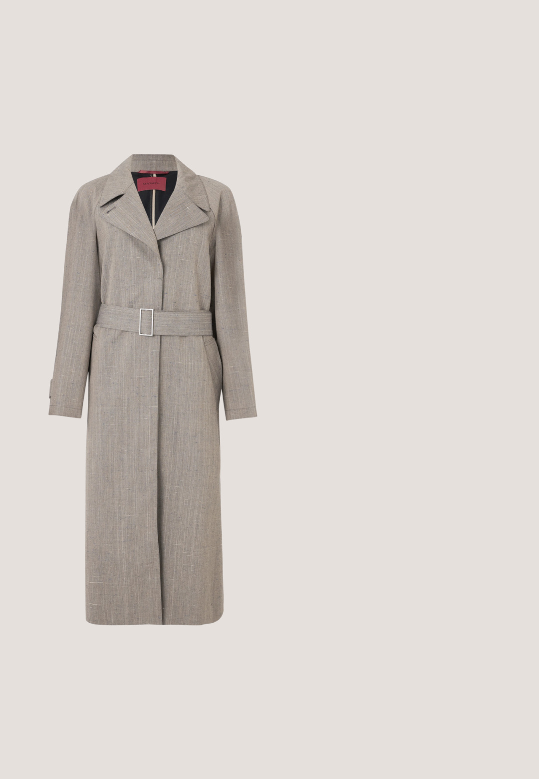 Longue trench-coat beige en tissu texturé. Comprend un col à revers, une taille ceinturée et des poches latérales. Lignes épurées et design minimaliste.; Robe midi noire style cache-cœur avec manches ballon 3/4 et volant le long du devant et de l'ourlet.; Chaussure à talon haut en cuir noir avec bout pointu et capuchon argenté métallique. Présente une finition lisse et un talon fin de 10 cm.; Lunettes de soleil noires rectangulaires avec des verres sombres, dotées d'une monture en plastique brillant et de branches décorées de petits trous ronds.; Sac à main en cuir noir avec un design plissé, une sangle unique, un cadre métallique argenté et deux grandes fermoirs ronds en argent.; Boucles d'oreilles dorées au design en feuille avec une texture rainurée, accentuées par trois petites perles blanches. Fermeture à cliquet en papillon.