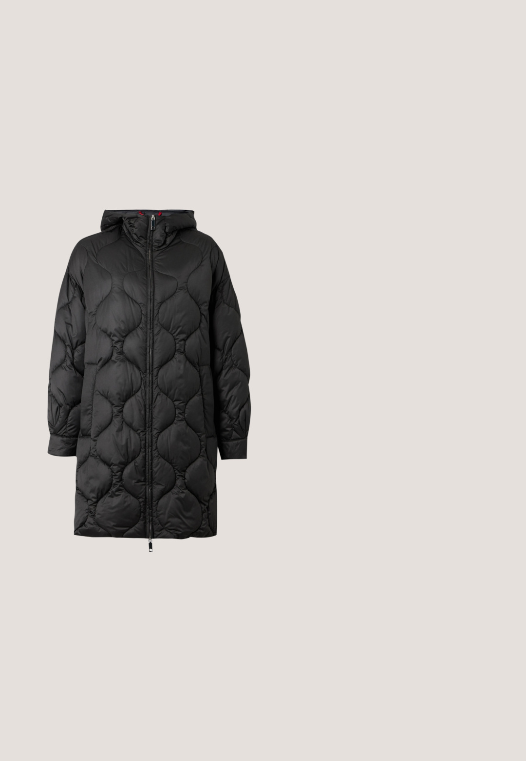 Long manteau d'hiver noir matelassé avec capuche et fermeture éclair devant, avec des coutures en motif arrondi et des manches longues.; Top noir à manches longues avec col roulé, poignets ajustés et détails subtils de boutons sur un fond clair uni.; Jean gris taille haute avec une légère évasement en bas, fermeture éclair et bouton à l'avant, et design standard à cinq poches.; Botte de cheville en cuir noir avec un bout pointu et un petit talon carré. Présente une fermeture éclair latérale et des détails de couture minimaux pour un design épuré.; Sac cabas noir avec deux poignées courtes et une bandoulière rayée amovible, présentant des détails de rayures blanches verticales.; Deux boucles d'oreilles argentées courbées, l'une plus grande que l'autre, toutes deux ornées de petits cristaux scintillants le long d'un bord.