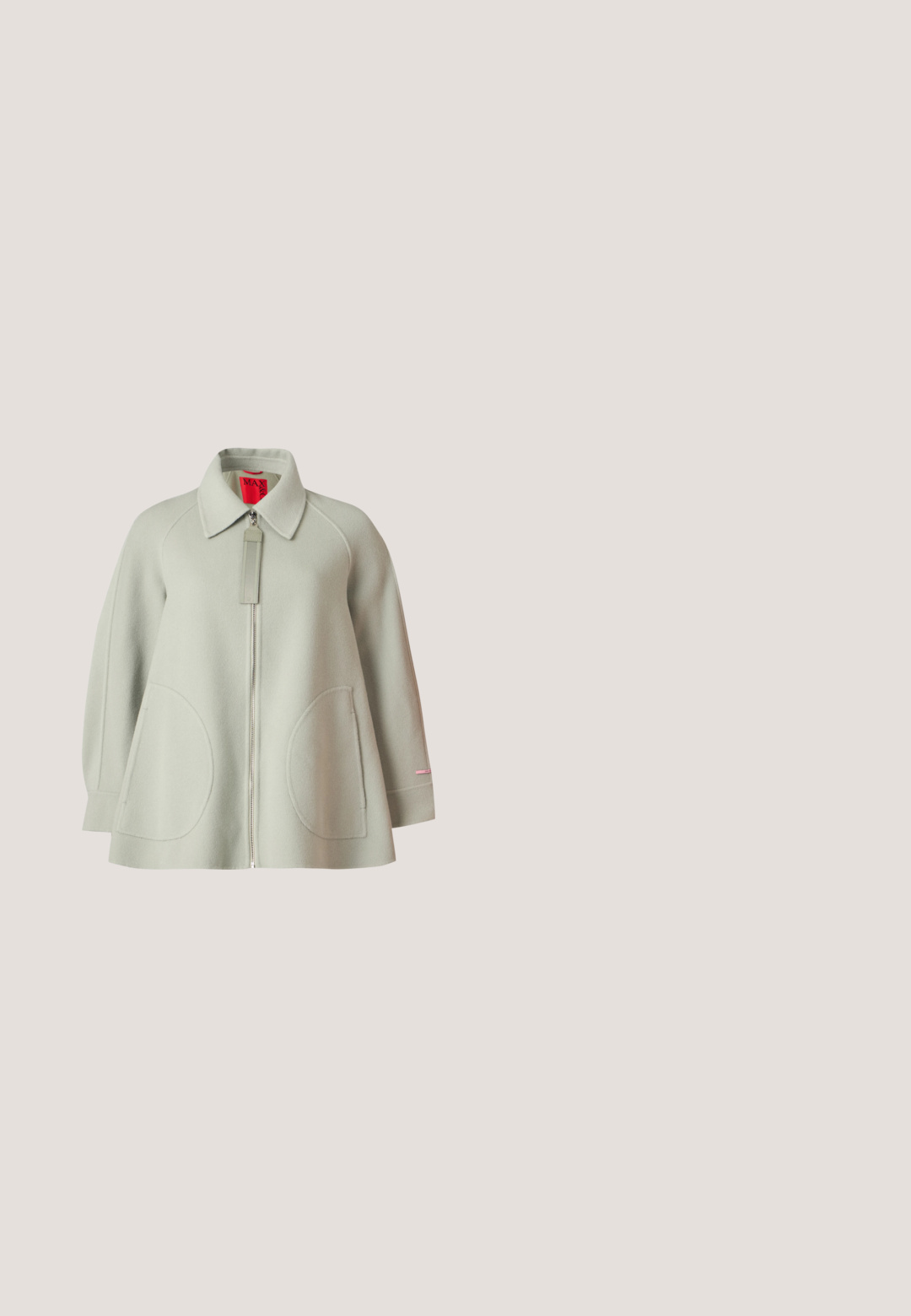 Veste en laine gris clair avec fermeture à glissière intégrale sur le devant, grandes poches arrondies à l'avant, manches longues et col, présentée sur fond uni.; Cardigan beige en maille côtelée avec encolure en V, manches longues et cinq boutons à l'avant.; T-shirt blanc uni à manches courtes avec col rond, coupe décontractée, sur fond gris clair.; Pantalons larges beiges à taille haute, avec deux poches avant et des détails de couture visibles. Fabriqués dans un tissu lisse et léger.; Baskets beige clair avec une tige en cuir texturé, des panneaux latéraux texturés et une semelle en caoutchouc. Dotées d'un design fin et épuré ainsi que de lacets plats.; Mini sac en cuir marron avec texte embossé, fermeture éclair et une sangle amovible pour un transport polyvalent. Accents dorés inclus.