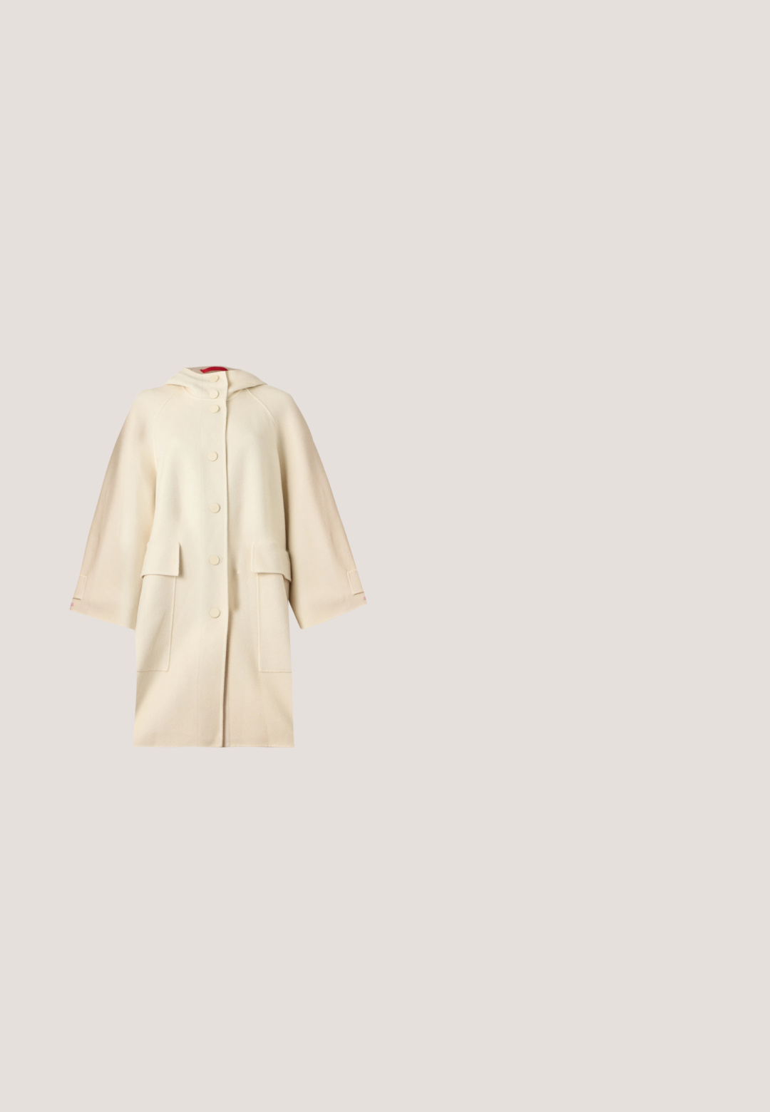 Long manteau couleur crème avec capuche, manches larges, boutons devant et deux grandes poches devant sur un fond clair.; Robe midi en tricot côtelé blanc avec manches courtes, col et patte de boutonnage à trois boutons, présentant un motif discret de taches multicolores.; Escarpin en cuir verni beige à talon aiguille, avec un bout pointu et un talon effilé, affichant une finition lisse et brillante ainsi qu'une silhouette épurée.; Lunettes de soleil rectangulaires couleur crème avec des verres marron et un logo décoratif doré sur les branches.; Sac à bandoulière rectangulaire en cuir beige avec une fermeture éclair dorée, un petit logo doré, et une sangle noire réglable avec des fermoirs dorés.; Boucles d'oreilles en or en forme de créole avec une bande texturée ornée de rhinestones et un design notable en griffes. Finition lisse et surface brillante.