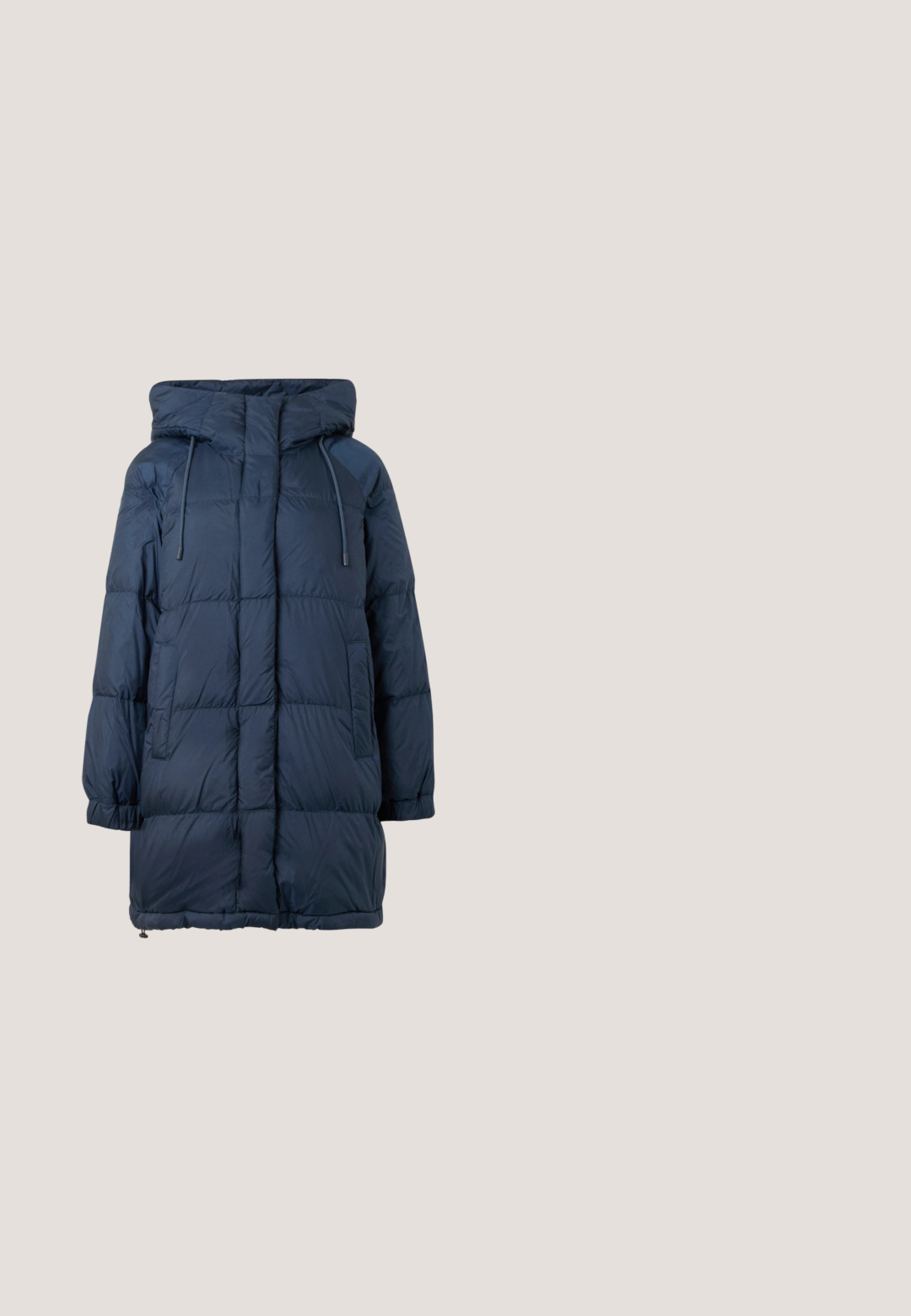 Veste doudoune marine avec capuche, comportant des panneaux matelassés, des poignets élastiques et deux poches latérales. Fabriquée en matériau lisse et résistant à l'eau.; Haut blanc sans manches pour femme avec un décolleté carré et une étiquette Emporio Armani au niveau du col arrière.; Jean en denim bleu clair avec taille haute, fermeture par bouton et zip, poches avant et arrière, et jambes évasées.; Ravissante chaussure à talon bas en suède marron foncé, à bout pointu, avec un talon fin et un intérieur lisse couleur tan, présentée en profil sur un fond neutre.; Sac fourre-tout en cuir marron avec une large ouverture, des poignées courtes et une bandoulière amovible. Présente des accessoires en ton doré et un branding subtil.; Collier doré avec un pendentif en forme de plaque nominative cursive, doté d'une chaîne délicate et d'un fermoir mousqueton.