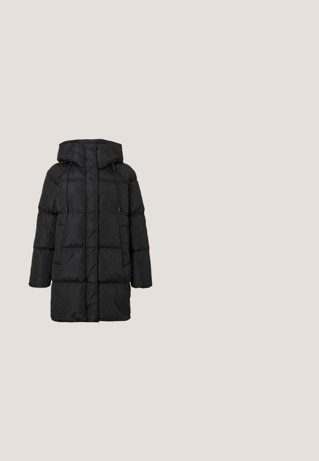 Sort pufferjakke med hætte, der har et quiltet design, to forlommer og justerbare snore ved halsen. Vandafvisende materiale.; Sort strikket cardigan med lynlås, ribstrikket krave, manchetter og kant, der har et tekstureret vaffelmønster og lange ærmer.; Sort t-shirt med korte ærmer og rund halsudskæring, med et lille præget logo på brystet og en hvid label inde i kraven.; Sorte denim jeans med lige ben, fem lommer og kobberdetaljer. Stoffet har en glat tekstur og klassisk syning.; Sort læder ankelstøvle med rundt tå, blokhæl, lynlås i siden og stikninger på vampsiden. Glat tekstur, klassisk design.; Sort læderbælte med en poleret sølv dobbeltspænde. Bæltet har en glat overflade og et enkelt, strømlinet design.