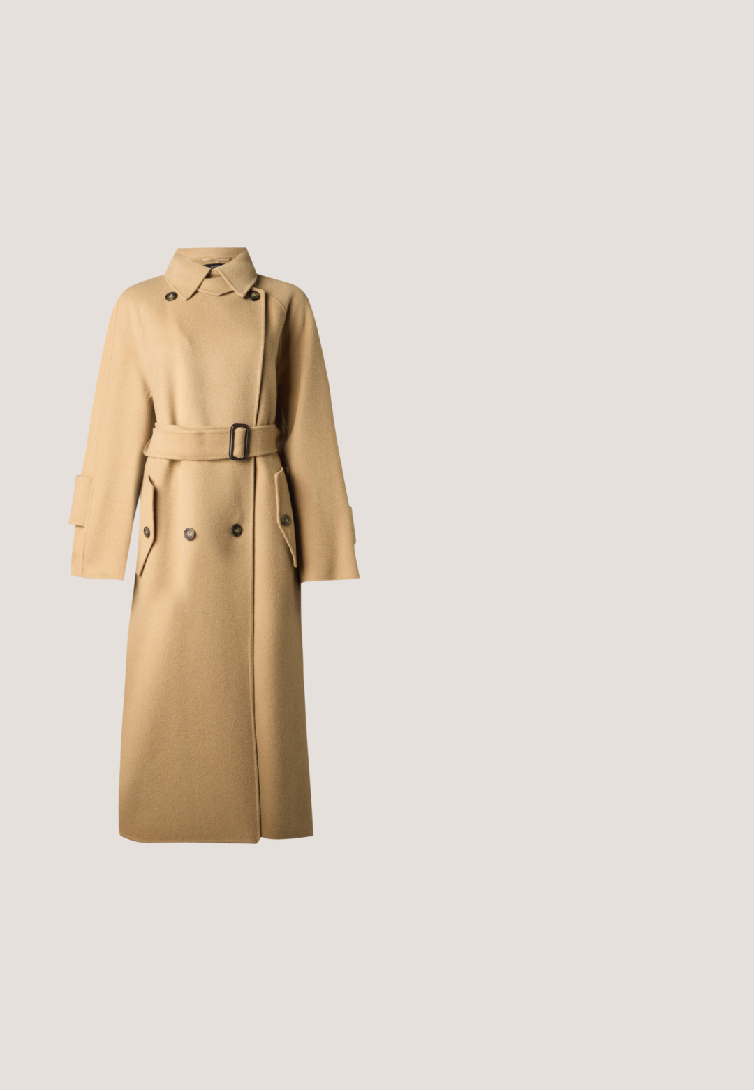 Beige wollen jas met een tailleband, dubbele knoopsluiting, grote zakken en een verspreide kraag. Gelaagd, warm materiaal.; Zwart avondjurk met lange mouwen, diepe V-hals, sleutelingang op de rug, geplooid taille detail en een vloeiende snit. Gemaakt van een zachte, lichte stof.; Zwarte leren pump met lage hak, afgeronde neus, klein strikje en een goudkleurig cirkelvormig embleem aan de voorkant.; Zwarte zonnebril met een rechthoekige vorm, donkere lenzen, glanzend plastic frame en gouden accentdetails aan de zijkanten.; Zwarte leren handtas met textuur afwerking, gevlochten hengsel bovenaan en gouden hardwareaccenten. Inclusief verstelbare schouderriem.; Bruin leren armband met een getextureerd oppervlak, gouden dubbele Gancini-gesp en gouden drukknoopsluitingen op een witte achtergrond.