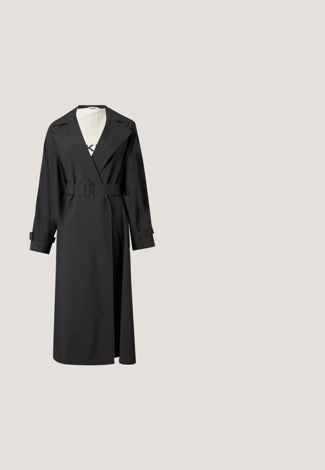 Gabardina larga negra con cinturón, solapas anchas y detalles de hebillas en los puños, mostrada sobre fondo blanco.; Blusa negra texturizada con botones, mangas abullonadas estructuradas y voluminosas y un cuello clásico puntiagudo.; Falda lápiz negra con una textura suave, forma recta y dobladillo a la altura de la rodilla. Sin patrones visibles ni detalles de herrajes.; Zapato slingback de charol negro con tacón bajo, punta puntiaguda y correa ajustable con hebilla dorada sobre fondo blanco.; Bolso de mano de cuero negro con textura recogida, cierre de broche metálico y logo en relieve sutil en el frente. Forma redondeada.; Collar de perlas con perlas blancas y cuentas metálicas cuadradas en tonos dorado, plata, negro y gris. Cierre dorado con detalle de etiqueta de marca.