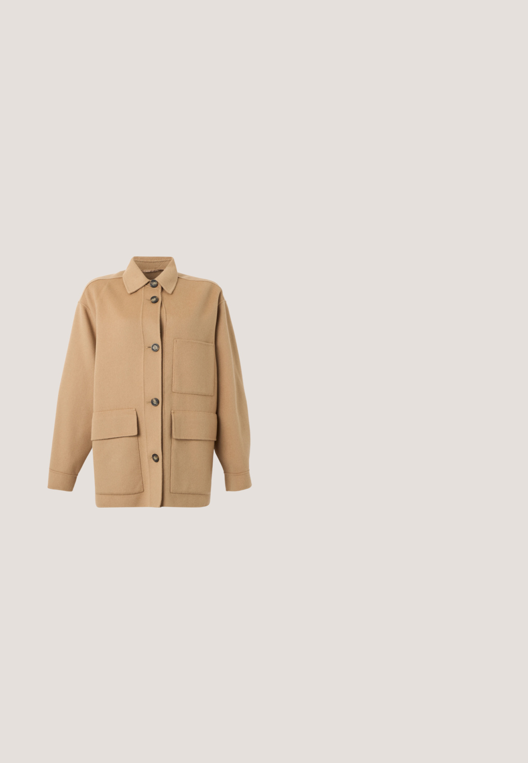 Veste beige à boutons avec col, manches longues, une poche poitrine et deux grandes poches avant à rabat.; Haut en maille à manches courtes avec motif pied-de-poule marron et crème, col côtelé marron, poignets de manches et ourlet.; Rabanne Jupe longue - green/yellow/cream; Chaussure à talon haut marron avec un bout pointu et un motif texturé en cuir de serpent, vue de côté sur un fond clair uni.; Sac à main en cuir marron avec deux poignées et une bandoulière amovible, doté d'une quincaillerie dorée et d'un petit logo "Wandler" sur le devant.; Boucles d'oreilles en or en forme de créole présentant un design nervuré avec de petites cristaux transparents le long du bord, créant une surface texturée et réfléchissante.