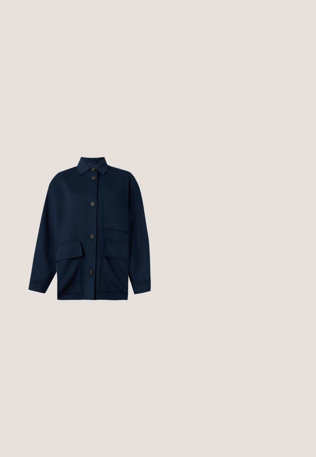Chaqueta azul marino oscura con botones, con cuello y tres bolsillos delanteros, mostrada sobre un fondo claro y liso.; Camisa negra de botones con mangas cortas, con un patrón a rayas, cuello extendido y cierre de botones en el frente. Textura suave, corte relajado.; Pantalones cortos de cuadros en tonos apagados beige y gris, con cinturilla elástica y botón, dos bolsillos laterales y una tela texturizada.; Zapato de salón slingback de charol marrón oscuro con puntera puntiaguda, tacón bajo de tipo kitten y una pequeña hebilla decorativa en la parte superior.; DRAGON DIFFUSION SANTA CROCE BIG - Bolso de mano - bordo; Pendientes circulares con tapas de resina burdeos oscuro y hardware plateado brillante, que presentan una textura suave y un diseño de bucle redondeado.