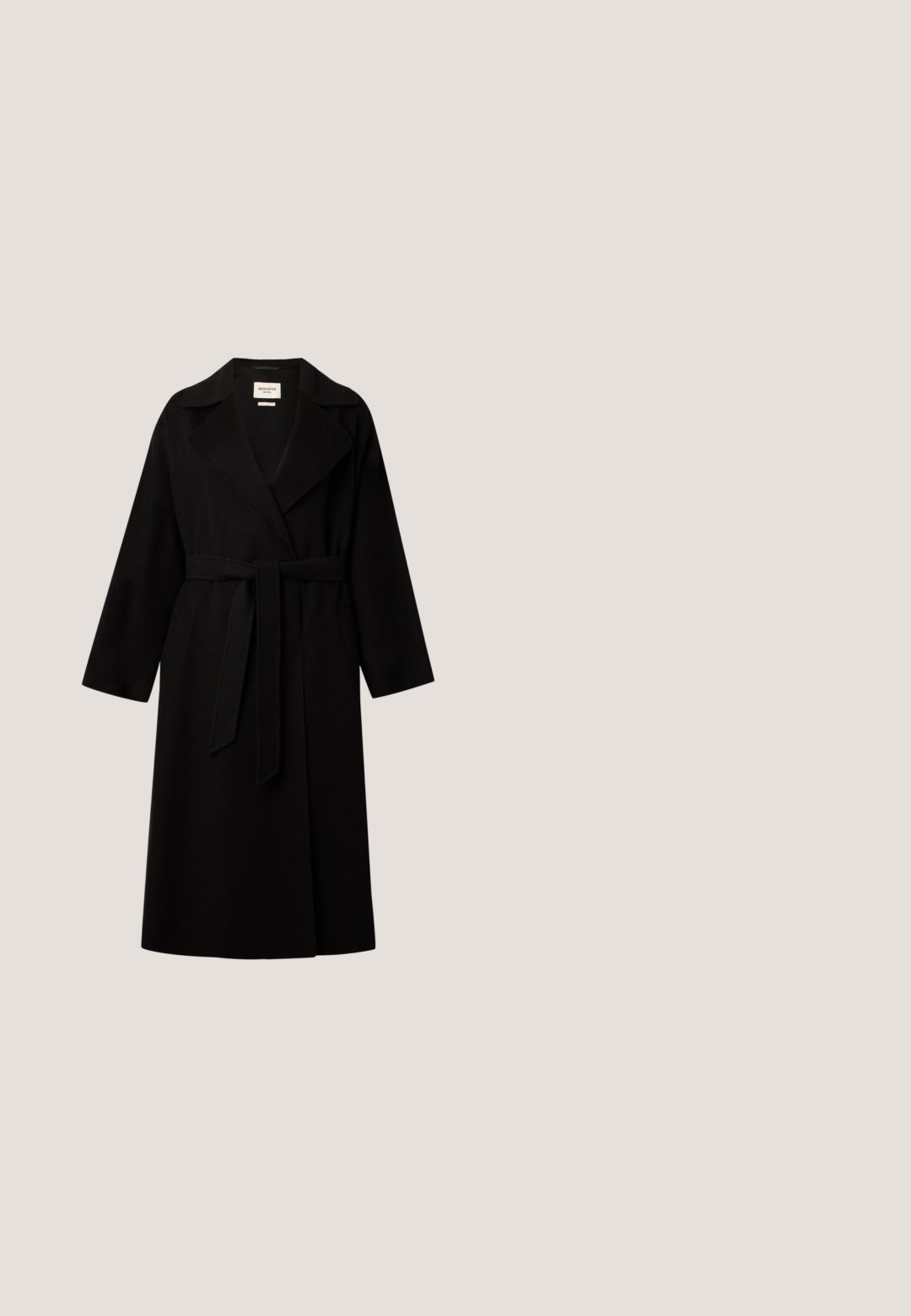 Long manteau noir avec de larges revers et une ceinture nouée autour de la taille, présenté sur un fond blanc.; Haut en tricot noir à manches longues, ajusté, avec une texture transparente et un col uni, patte de boutonnage à l'avant, présenté sur un fond uni.; Pantalons larges noirs à taille haute, en tissu lisse, avec fermeture à bouton à l'avant et sans poches visibles, offrant une coupe tailleur.; Bottine noire en cuir brillant, avec un bout pointu, un talon aiguille, et des accessoires dorés ornés d'une boucle décorative.; Sac à main en cuir noir texturé avec deux poignées supérieures, une sangle avant avec une fermeture à bouton, et une bandoulière amovible sur fond blanc.; Boucles d'oreilles en or en forme rectangulaire irrégulière, avec une texture lisse et un éclat subtil. Design simple sans embellissements.