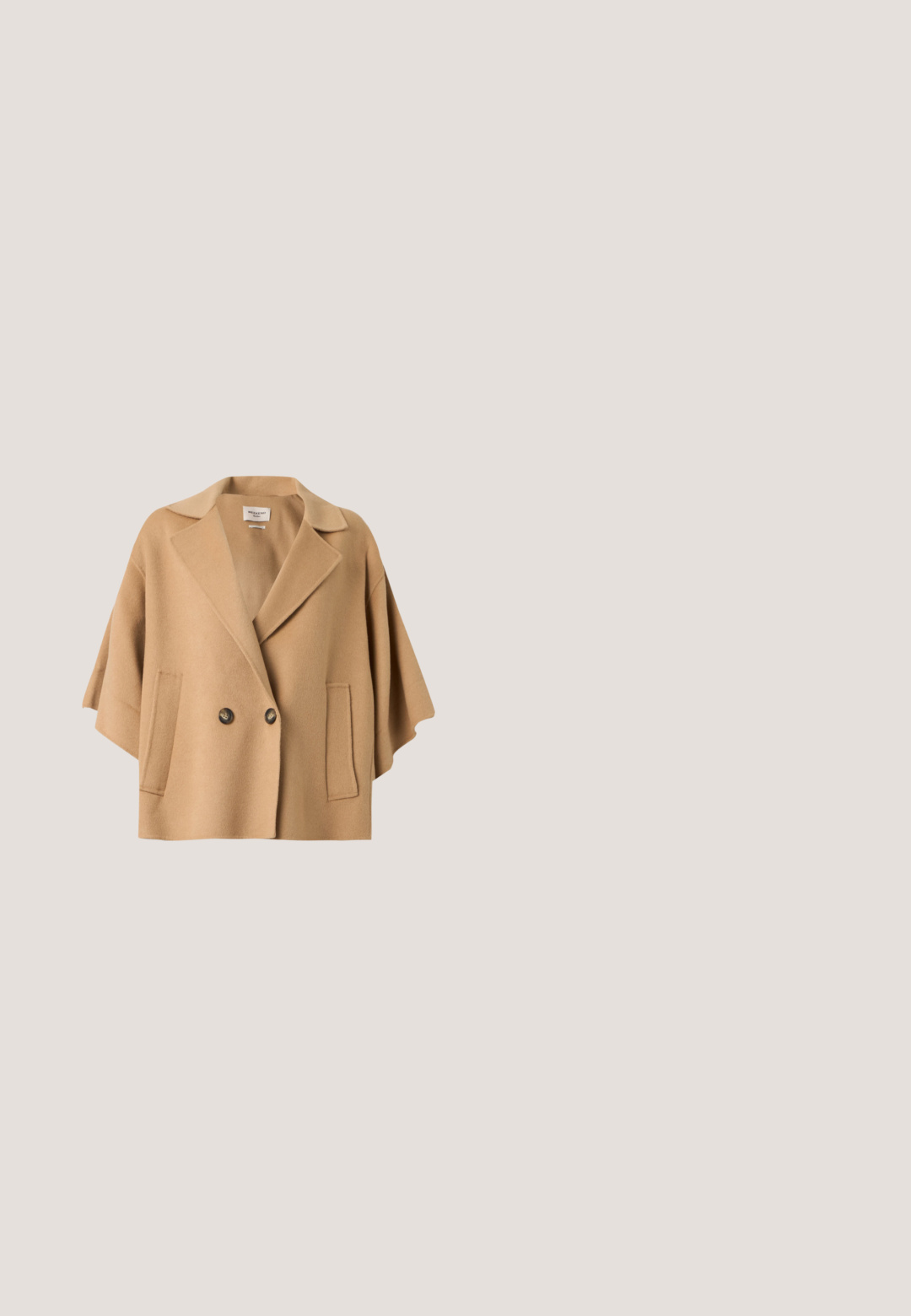 Manteau court en laine couleur camel avec de larges revers, deux boutons foncés et des poches latérales verticales, conçu avec des manches larges et amples.; Blouse bleu clair épaules dénudées avec motif feuilles métalliques argentées et superposition à volants sur la poitrine et les manches.; Jean en denim bleu délavé taille haute avec jambes larges, bouton à l'avant, fermeture éclair et poches avant inclinées.; Chaussure femme en suède marron à talon bas, bout pointu, avec boucle décorative dorée sur le côté et petit détail doré au talon.; Sac à épaule en cuir marron avec rabat rabattable, quincaillerie dorée et logo embossé sur le devant, présenté sur fond blanc.; Boucle d'oreille en argent avec un design courbé, une chaîne pendante et un accent lisse et arrondi. La surface semble polie et réfléchissante.