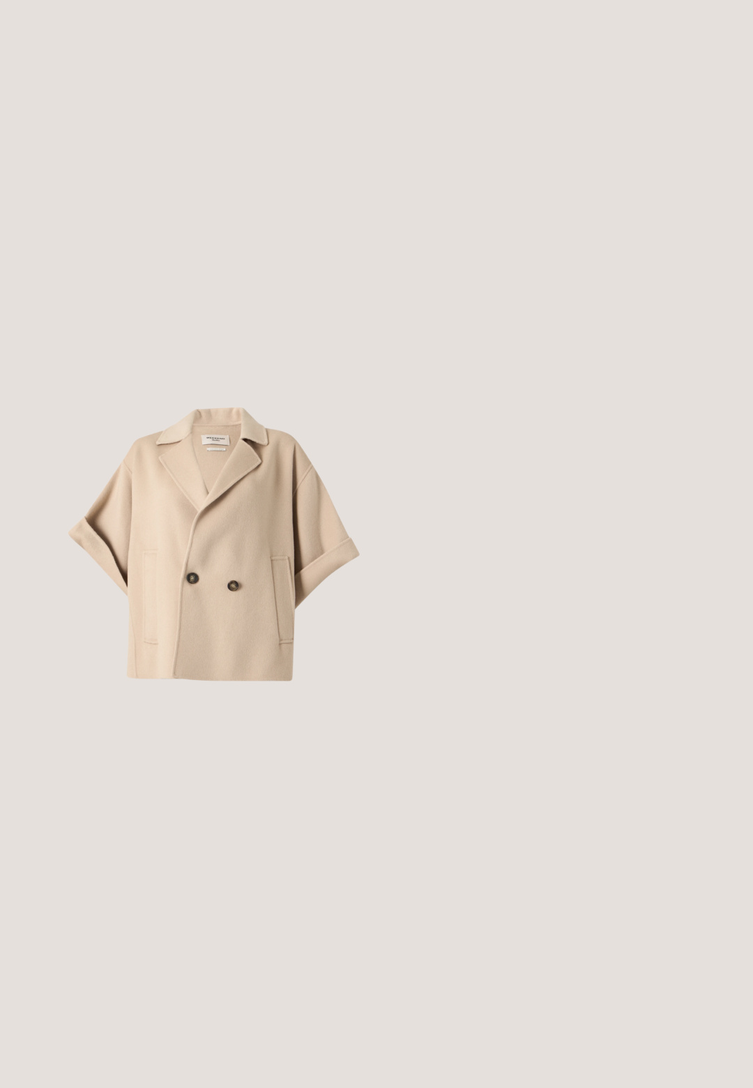 Beige kortermige dubbelgeknoopte jas met brede reverskraag en twee voorzakken op lichte achtergrond.; Zwart jurkje met een V-hals en korte mouwen. Heeft een gestrikt middel, een lengte tot de knie en een zachte, gestructureerde stof. Geen patronen of accenten.; Zwarte suède pumps met hoge hakken, een spitse neus, enkelbandje en decoratieve studdetails op de banden.; Zwarte rechthoekige zonnebril met donkere lenzen en dunne zilveren accenten op de pootjes, liggend op een lichte ondergrond.; Zwarte handtas met ronde handvatten met gouden accenten en een decoratieve goudzwarte ketting aan de voorkant tegen een effen lichte achtergrond.; Drie gelaagde kettingen met parelstenen, gouden metalen accenten en bladversieringen in verschillende afwerkingen, gerangschikt op een lichte achtergrond.