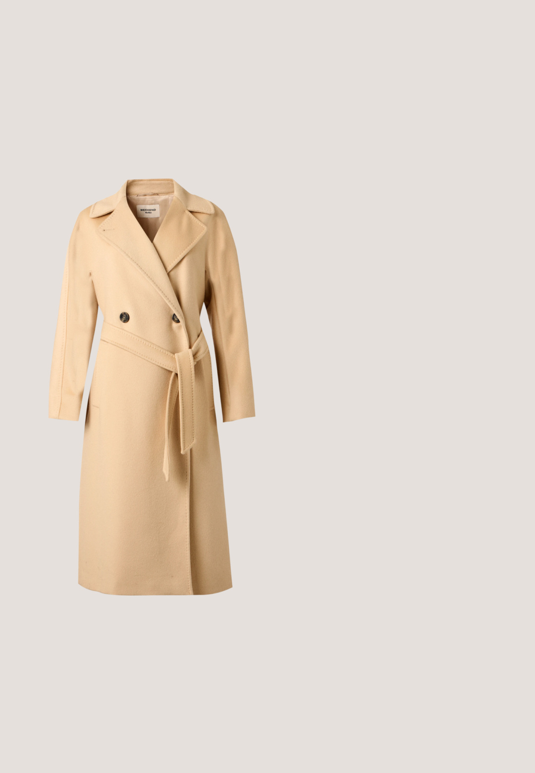 Manteau long en laine beige avec de larges revers, deux boutons et une ceinture assortie nouée à la taille, présenté sur un fond clair uni.; Robe beige longueur genou avec manches mi-longues, devant croisé, col cranté et fermeture éclair au dos.; Chaussure pour femme à bout pointu avec talon haut aiguilles et tige tissée multicolore en tons marron, blanc et gris.; Des lunettes de soleil en forme d'œil de chat avec un motif écaille de tortue, des verres dégradés marron et un hardware doré sur les branches arborant un détail de logo.; Sac bandoulière en daim marron avec sangle en chaîne dorée, clous dorés, détails de couture, et fermoir rectangulaire doré gravé du nom de la marque.; Une paire de boucles d'oreilles en or poli en forme de cœur avec un subtil logo gravé "CD" sur un fond blanc uni.