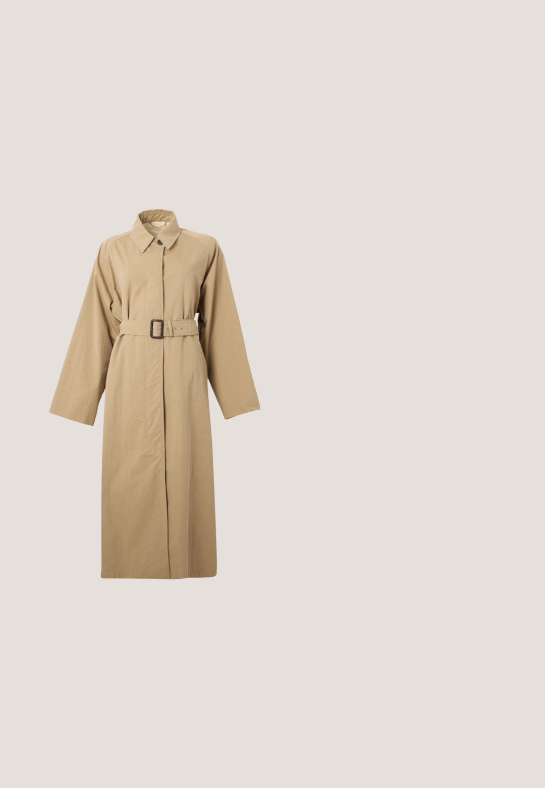 Trench-coat long beige avec manches larges, taille ceinturée avec une boucle noire et col, présenté sur un fond uni.; T-shirt beige à manches longues avec col rond et ourlet droit, présenté sur un fond blanc uni.; Pantalon à jambes larges en tissu gris clair avec une finition texturée, présentant des plis à l'avant et une ceinture plate, sans poches visibles.; Mocassin en daim marron avec bride penny et semelle plate, vu de côté sur un fond clair uni.; Sac bandoulière en cuir marron avec fermeture à rabat et logo décoratif embossé à l’avant, présenté sur fond blanc.; Boucles d'oreilles créoles en or avec une finition lisse et brillante. Elles présentent une forme circulaire avec une petite ouverture pour la fermeture. Design simple, accents minimalistes.