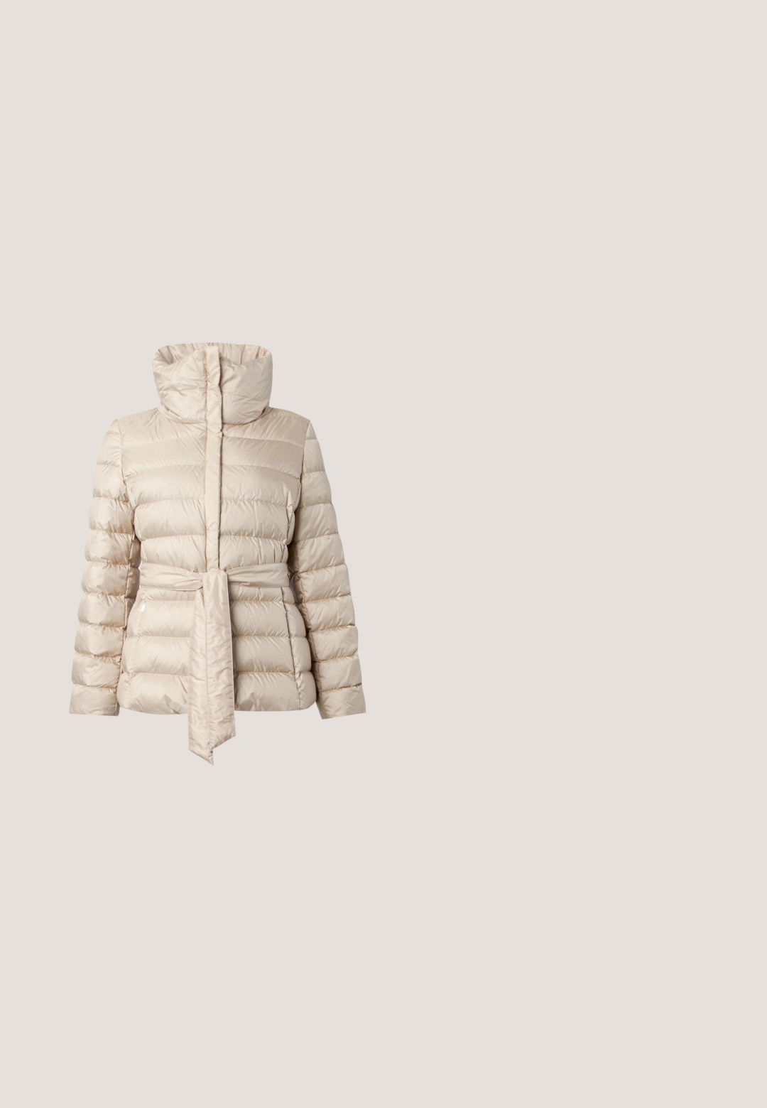 Veste matelassée beige avec col montant et ceinture assortie nouée à la taille, manches longues et poches latérales zippées.; Pull à manches longues rouge foncé avec col rond, motif torsadé au centre devant, et poignets et ourlet côtelés.; CLOSED JAZZIE - Jean boyfriend - dark blue; Bottine en cuir marron foncé avec un orteil carré, un talon bloc et un logo embossé subtil près du haut sur fond blanc uni.; Sac à main en cuir rouge foncé avec doubles poignées supérieures, bandoulière amovible, ferrures dorées et nom de la marque Wandler au centre avant.; Boucles d'oreilles anneaux argentés ornées de strass clairs, présentant une surface texturée et une forme circulaire lisse avec un fermoir sécurisé.