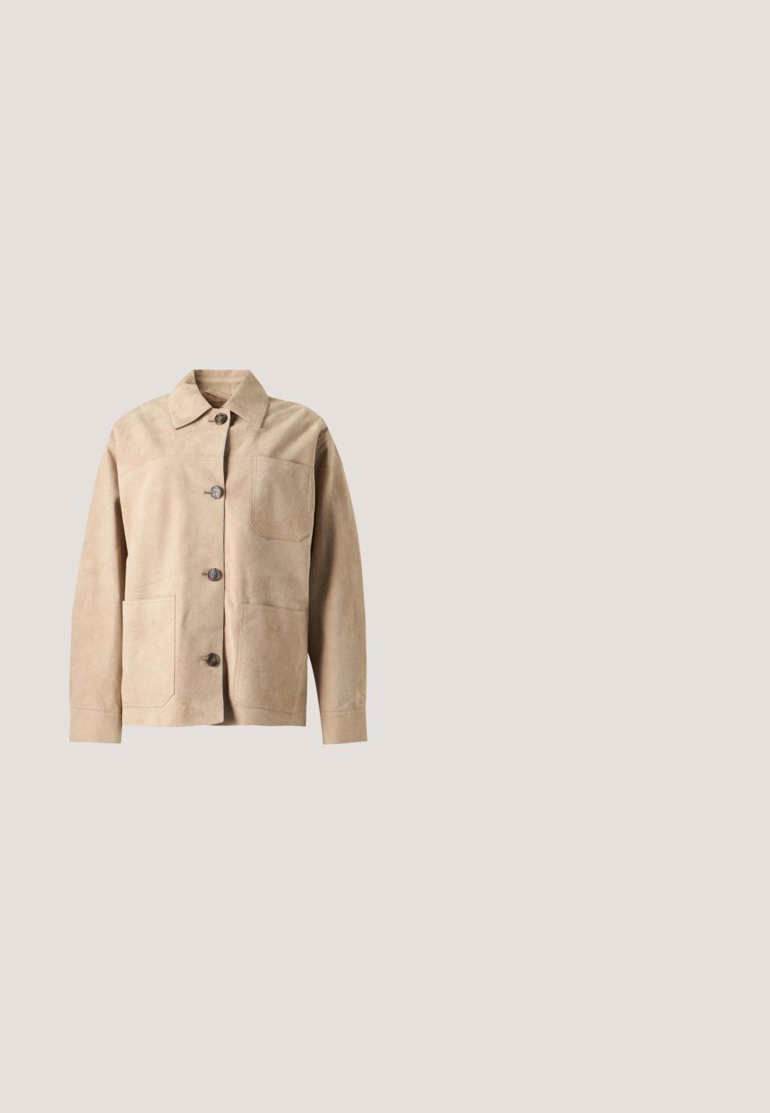 Beige suède jas met knopen, kraag en drie voorzakken, afgebeeld op een effen lichte achtergrond.; Crème, korte mouwen jurk van shirtstof met een kraag, knopen aan de voorkant en een tailleband. Soepele textuur en een knielange zoom met zijzakken.; Roomkleurige leren pump met een middenhoge hak, een spitse neus en een gladde afwerking, afgebeeld op een effen lichte achtergrond.; Vierkante zonnebril in schildpaddessin met gradient bruine glazen en klein decoratief embleem op de pootjes, van het merk Michael Kors.; Crèmekleurige leren tote tas met dubbele schouderbanden en zijpanelen met geperst herhaald "DKNY" logo patroon.; Gouden verstelbare kettensluiting armband met gegraveerd "LAUREN RALPH LAUREN" op een glad metalen plaatje.