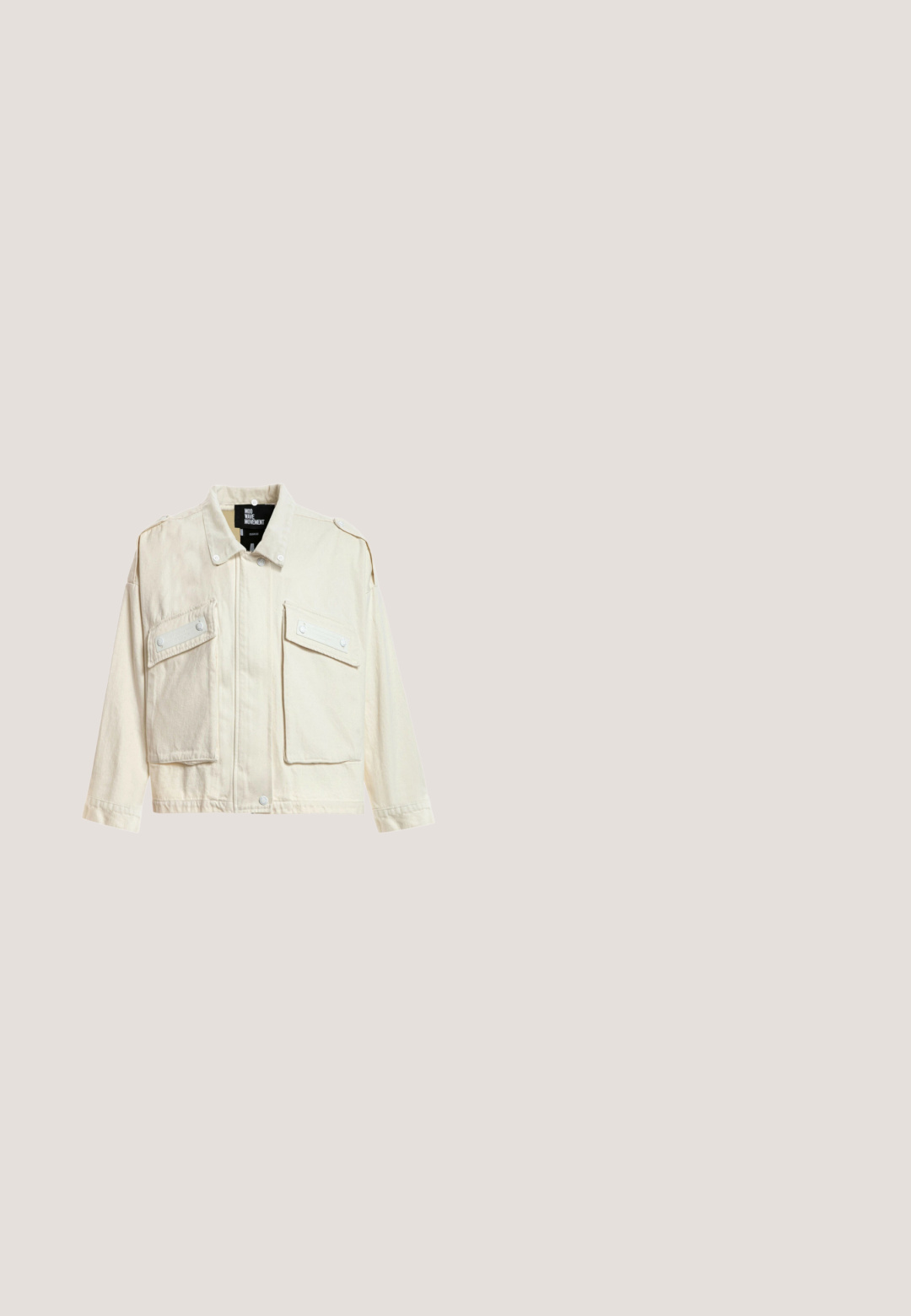 Chaqueta de color crema con grandes bolsillos delanteros con solapas, cierre con botones y cuello corto de pie.; Mono sin mangas de pierna ancha con tirantes ajustables, estampado con mapas náuticos, brújulas y diseños de veleros en tonos pastel sobre tela ligera.; Melissa FREE FUZZY - Sandalias de dedo - beige; Tom Ford PHOEBE - Gafas de sol - marrone grigio fumo sfumato; Bolso beige de punto con volantes en capas, asa única envuelta y dos pequeños colgantes de flores de ganchillo cerca del broche.; Collar de múltiples hilos con cuentas en crema y beige con dos colgantes de concha de mar dorados, uno de ellos con una pequeña gema incrustada.
