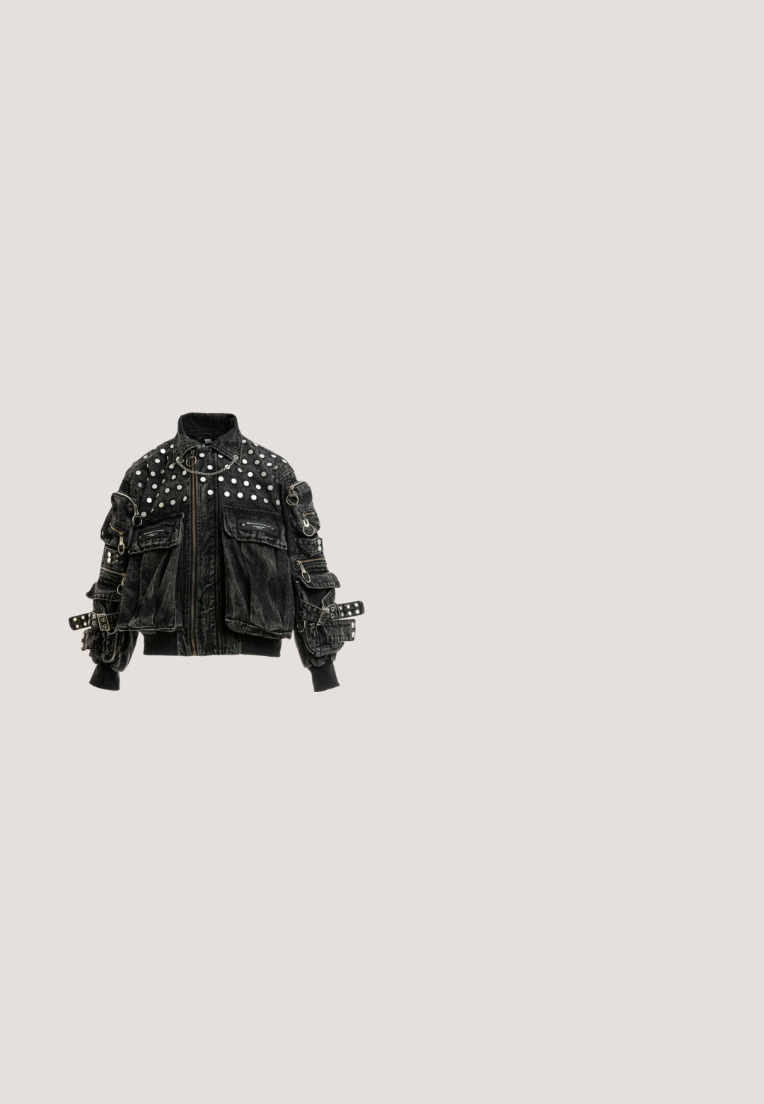 Chaqueta vaquera negra oversize con tachuelas plateadas, múltiples bolsillos con cremallera y correas en las mangas, cierre delantero con cremallera y detalle de cadena en el cuello.; Vestido de mezclilla con diseño de un solo hombro, color azul claro, desgastado con desgarros, tachuelas decorativas y detalles de cordón. Silueta ajustada.; Bota alta de cuero negro con cordones delanteros, suela resistente y logo AS 98 en el panel lateral superior.; Gafas de sol negras con una montura texturizada salpicada de dorado y lentes marrones, con una forma cuadrada audaz y varillas delgadas.; Desigual MARÍA ESCOTÉ - Bolso de mano - black; Collar de cadena de plata con colgantes que deletrean "LOVE" y tres pequeños colgantes en forma de corazón en cadenas separadas.