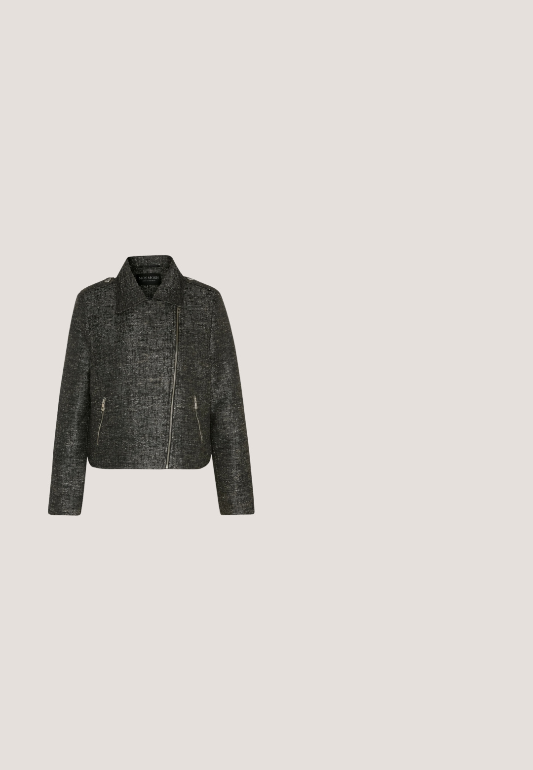 Sort cropped jakke med metallic tekstur, der har en spids krave, asymmetrisk lynlås og to sidelommer med lynlås.; Mørkeblå langærmet bluse med flæsekrave, en lille nøglehulåbning og samlede ærmer med elastiske manchetter. Glat tekstur.; Sorte denimjeans med lige ben, fem lommer og knappelukning. Falmet tekstur med subtile farvevariationer.; Sort Mary Jane-sko i læder med rund tå, T-remdesign, justerbar spænde og lav stablet hæl. Glat tekstur med minimal detaljering.; Grå skuldertaske i laklæder med en buet form, sort kant og en sølvfarvet logoplade foran. Justerbar rem for alsidig brug.; Sølv hoop øreringe med en poleret finish, der har en simpel rund form og en post-baglukning for sikker bæring.