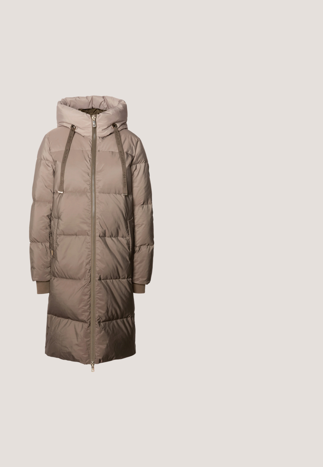 Mos Mosh Dunfrakker - savannah tan; Sort langærmet top lavet af et let, tekstureret stof. Har en scoop-halsudskæring og en tætsiddende silhuet med minimal detaljering.; Hvide bukser af denim med flared ben og høj talje, der har forlommer, bæltesløjfer og en klassisk knaplukning. Glat tekstur, afslappet design.; Sorte ruskindsankelstøvler med spidse tæer, stilethæle og lynlåse i siden. Den visuelle tekstur er blød; designet er elegant og tætsiddende.; Sorte cat-eye solbriller med mat finish, der har grå tonede linser, skarpe vinkler og slanke sidearme. Mærkenavnet er synligt på den indre arm.; Sølvøreringe i form af hoops med en glat, blank finish. Cirkulær form, der har en sikker lås. Simpelt og elegant design.