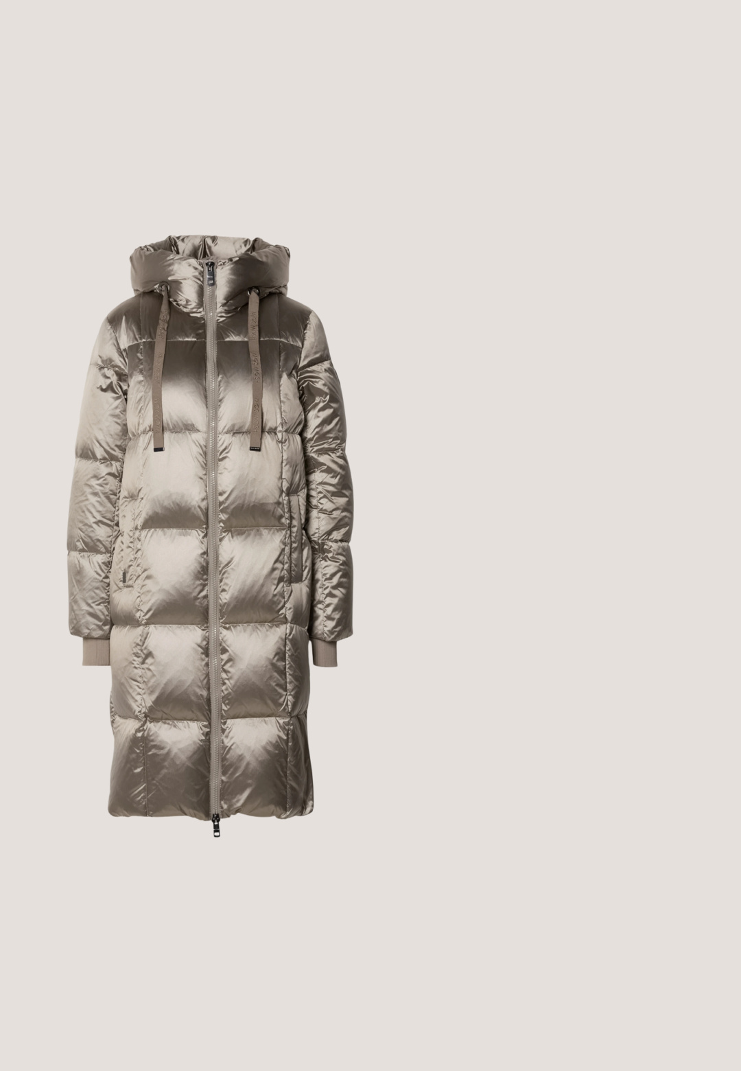 Langer, gepolsterter Mantel mit glänzender, taupefarbener Außenseite, Kapuze, Kordelzug-Akzenten und gerippten Bündchen. Mit Reißverschluss vorne und Taschen.; Gestreiftes Langarmshirt aus einer Creme- und Beige-Baumwollmischung, mit rundem Halsausschnitt und figurnahem Schnitt. Weiche Textur mit dezenten Mustern.; Blaue Jeans mit schlankem Schnitt, fünf Taschen und einem dezenten, verwaschenen Muster. Hergestellt aus weichem, dehnbaren Stoff, mit einem klassischen Knopfverschluss.; Beige Sneaker mit einer strukturierten, flauschigen Oberfläche, goldenen Streifen und einer glatten braunen Wildlederspitze. Die Gummisohle sorgt für guten Halt.; Beige Leder-Shopper mit langen Schulterriemen und dezentem goldfarbenem Logo vorne, vor einfachem hellem Hintergrund.; Metallkreisohrringe mit einer geschwungenen Form, die über eine polierte Silberoberfläche und dünne schwarze Akzentlinien verfügen. Mit Steckverschluss zum Befestigen.