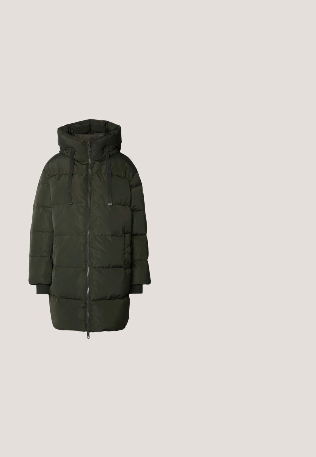 Dunkelgrüne gepolsterte Jacke mit Kapuze, Reißverschluss, elastischen Bündchen und zwei vertikalen Vordertaschen. Glattes, leichtes Material.; Schwarzer Rollkragenpullover aus leichtem Strickgewebe. Mit langen Ärmeln, taillierter Passform und weichem Ripptextil.; Schwarze Cordweitenhose mit hohem Bund, ausgestattet mit zwei vorderen Taschen und einem Metallknopfverschluss. Strukturierter Stoff mit vertikalen Rippungen.; Anna Field Stiefelette - black; Schwarze strukturierte Handtasche aus Leder mit einem oberen Tragegriff, abnehmbarem Schulterriemen und einer Klappe auf der Vorderseite. Akzente in Goldmetall.; Silberne Creolen mit glänzender Oberfläche, die eine kreisrunde Form haben und mit einem schwenkbaren Verschluss ausgestattet sind. Glatte Textur mit minimalen Details.