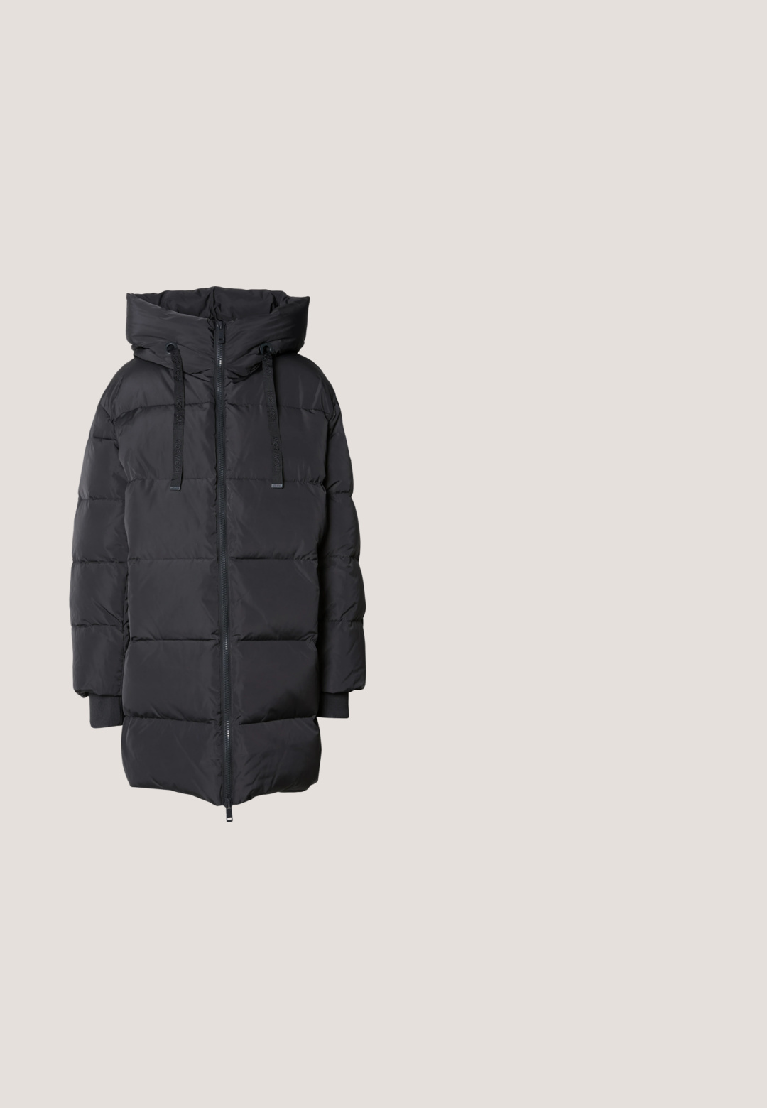 Mos Mosh MMNOVA AVON - Dunjakker - dark grey; Sort turtleneck med lange ærmer. Blødt stof, tætsiddende design, høj krave og sidesøm. Simpel og alsidig stil, der er velegnet til lag-på-lag.; Sort slim-fit jeans med to frontlommer, bæltestropper og dobbelt knaplukning, præsenteret på en ensfarvet hvid baggrund.; Sorte læder ankelstøvler med en kraftig platformsål og en frontlynlås. Glat tekstur med et minimalistisk design.; Sort tote taske med struktureret materiale, to lange håndtag og en aftagelig lynlåspose med en frynse-detalje. Guld mærkelogo synligt.; Guldøreringe med en glat, poleret overflade. Rund form, mellemstor, med en sikker lukkemekanisme.