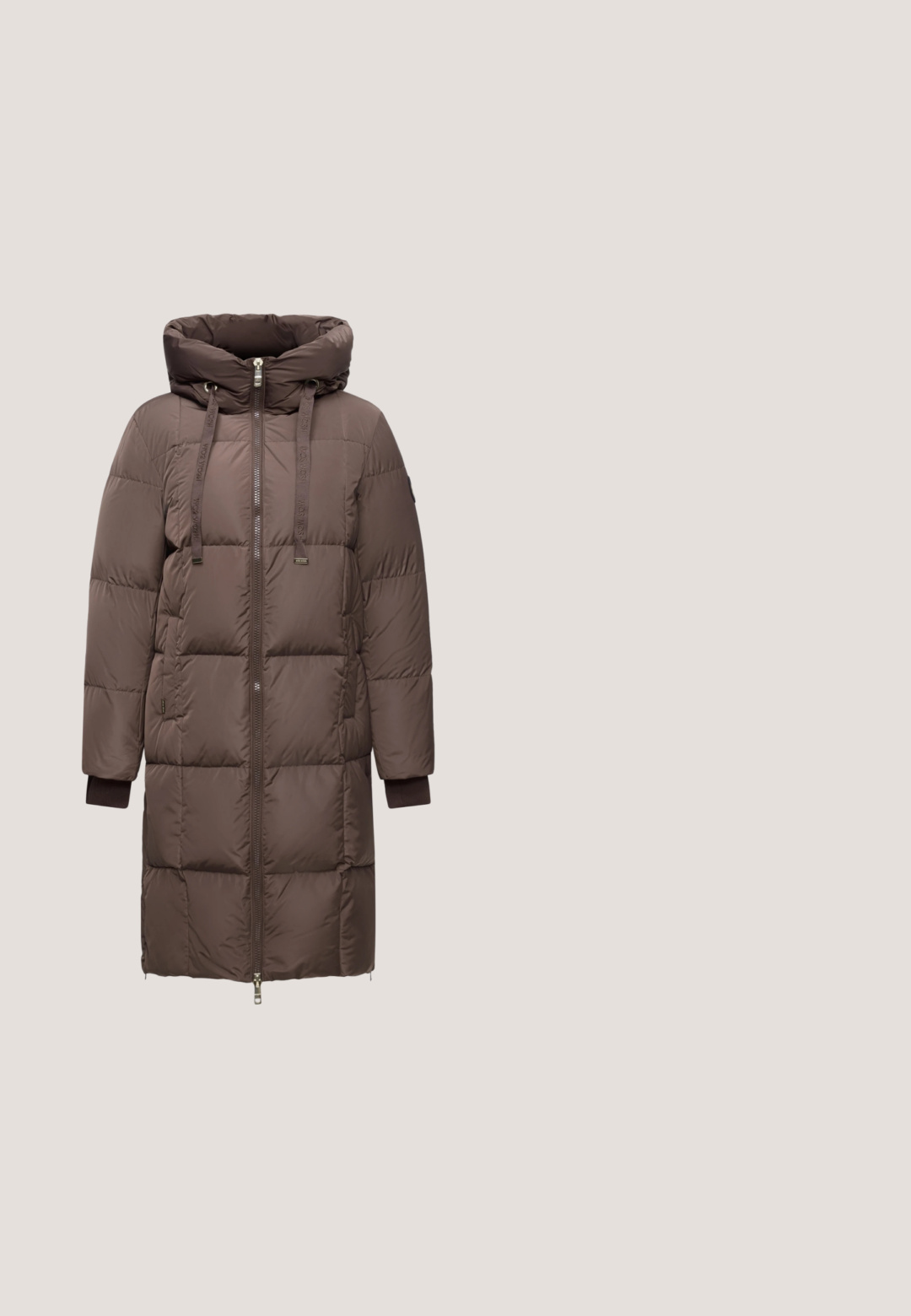 Long manteau d'hiver matelassé marron avec col montant, fermeture éclair frontale, capuche à cordon réglable et poignets côtelés.; Polo marron à manches longues avec deux boutons et petit texte de logo blanc sur la poitrine gauche, présenté sur un fond uni.; Pantalon droit marron foncé avec passants de ceinture, braguette devant et poches latérales, présenté sur un fond blanc uni.; Bottine en cuir marron foncé avec un orteil carré, un talon bloc et un logo embossé subtil près du haut sur fond blanc uni.; Petit sac à bandoulière en cuir marron foncé brillant avec bandoulière réglable, poignée supérieure et fermeture éclair dorée.; Bracelet en métal avec des bandes entrelacées en argent et en or, finition lisse et polie. Détail de nœud notable au centre.