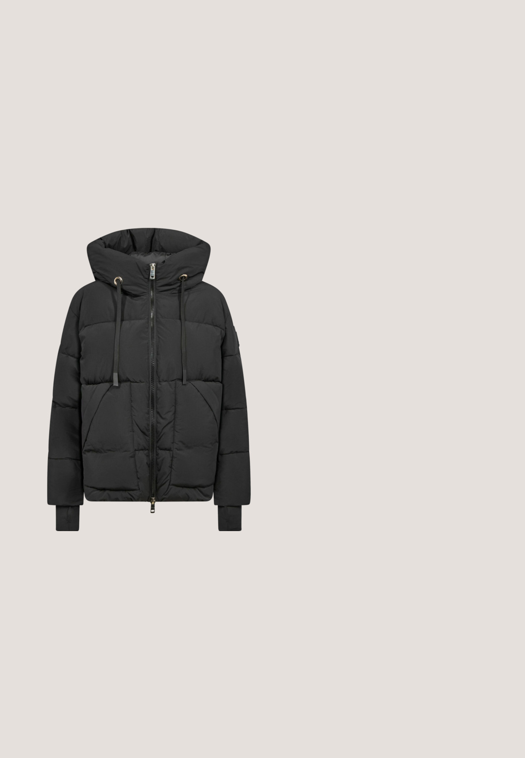 Schwarze wattierte Jacke mit Frontreißverschluss, großer Kapuze mit Zugbändern, zwei Fronttaschen und verlängerten Bündchen an den Ärmeln.; Schwarzes, tailliertes T-Shirt mit kurzen Ärmeln, Rundhalsausschnitt und kleinem weißem "Pepe Jeans"-Logo auf der linken Brust.; Schwarze gerade Jeans aus Denim, mit frontalen Taschen, einem Knopf- und Reißverschluss und minimalistischen Nähdetails.; Schwarze Sneaker aus Leder und Wildleder mit strukturiertem Finish, ausgestattet mit einem metallisch goldenen Akzent und einer weißen Zwischensohle.; Schwarze Leder-Umhängetasche mit strukturierter Oberfläche, geschwungener Form, goldfarbenen Beschlägen und verstellbarem Riemen. Markenlogo an der Vorderseite.; Goldene Creolen mit hängenden flachen Kreuz-Anhängern. Detaillierte, glänzende Oberfläche mit glatten Flächen. Runde Form mit einem sicheren Verschlussmechanismus.