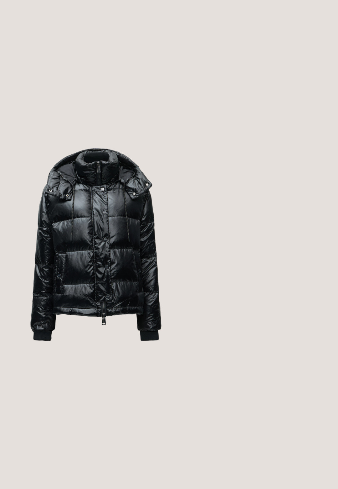 Schwarze glänzende Steppjacke mit hohem Kragen, Frontreißverschluss, Druckknöpfen, Kordelzugkapuze und gerippten Bündchen auf einfarbigem Hintergrund.; Schwarzes Kurzarm-Crop-Top mit Rundhalsausschnitt und einem silbernen, rautenförmigen Ausschnittdesign auf der Vorderseite.; Schwarze, ausgestellte Jeans aus Denim mit funkelnden Blumenapplikationen, fünf Taschen, einem Knopfverschluss und einer strukturierten Oberfläche.; Schwarze Stiefelette mit spitzem Zeh, Netzseiten, Lederfersenstütze und einem schlanken Stiletto-Absatz mit einem geometrischen metallischen Detail.; Schwarze Lederschultertasche mit silberner Kettenriemen, verziert mit weißem Graffiti-Text und Zeichnungen einschließlich "NOW OR NEVER" und Comic-Gesichtern.; Armband in Silberoptik mit klaren runden Kristallen und einem Karabinerverschluss mit verstellbarer Kette sowie kleinem Markenanhänger.