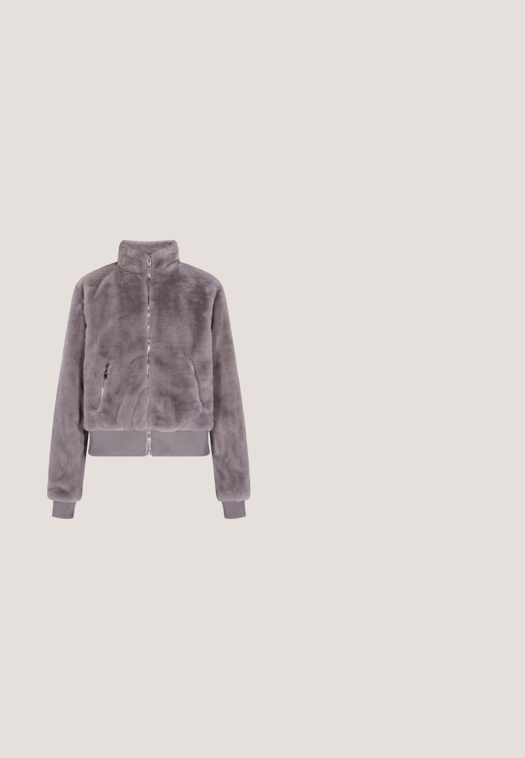 Grijze nepbontjas met een hoge kraag, ritsluiting, twee zijzakken en geribbelde manchetten en zoom. Zachte textuur met een iets verkorte stijl.; Lichtgrijze cropped sweatshirt met lange mouwen, ronde hals, geribde zoom en manchetten. Gemaakt van zachte, gestructureerde stof.; Grijze katoenen t-shirt met ronde hals, met een witte opdruk die "JUICY COUTURE Sunday Running Club" zegt en een grafische afbeelding van een hardloper.; Lichtgrijze sweatpants gemaakt van een zachte katoenmix, met een elastische tailleband, dunne manchetten bij de enkels en zonder zichtbare zakken of patronen.; Grijze mesh sport schoen met gestructureerde details en een reflecterende accent. Heeft een gevoerde zool en een trekstrip voor gemakkelijke aan- en uittrekken.; Lichtgrijze hobo tas van zacht materiaal, met een brede schouderriem, zilveren hardware en een rechthoekig label aan de voorkant.
