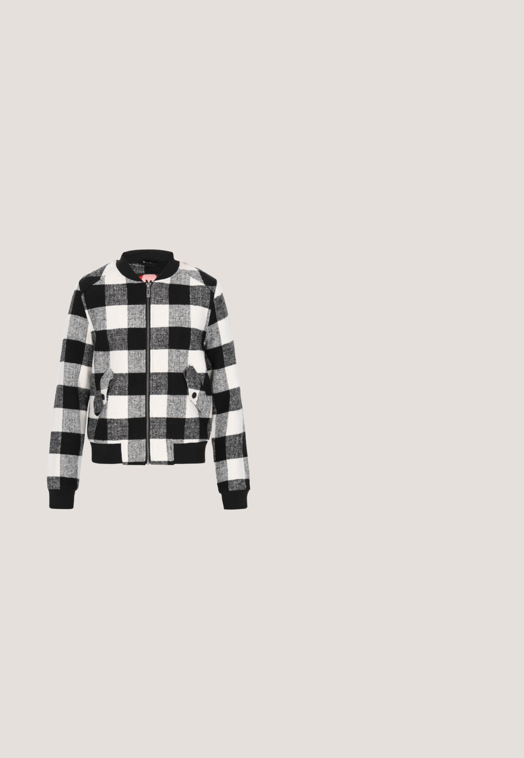 Zwart-witte geblokte bomberjack met een ritssluiting aan de voorkant, ribgebreide boorden, twee zijzakken en een textuur in een cropped ontwerp.; Zwarte geribbelde polojurk met een strakke pasvorm, korte mouwen en een kraag met drie knopen op de knoopsluiting. Overal een gladde textuur.; Rode patenten leren slingback schoen, vierkante neus, twee verstelbare gespbanden en een chunky hak. Soepele textuur met een glanzende afwerking.; Zwarte ovale zonnebril met geel getinte glazen en het "QUAY"-logo op het montuur, liggend op een wit oppervlak.; Zwarte leren handtas met een gestructureerd ontwerp, gouden hardware en een afneembare schouderband. Voorzien van een bovenhandvat en een decoratieve kwastdetail.; Gouden armband met een strakke, gladde vorm en een gepolijste afwerking, voorzien van twee octagonale edelstenen: één lavendel en één amber.
