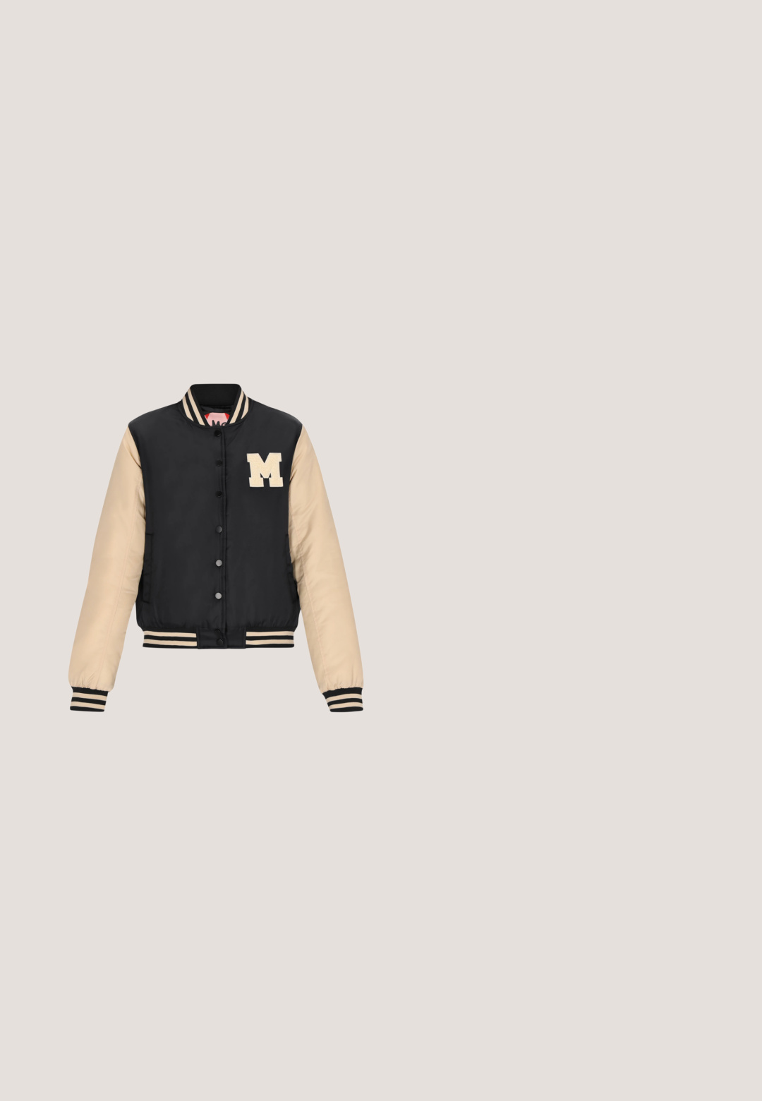 Schwarze und beige Collegejacke mit Druckknöpfen, gestreiften Rippbündchen und Saum, mit einem cremefarbenen "M" auf der Brust. Glatte Stoffoberfläche.; Schwarzes Baumwoll-T-Shirt mit Rundhalsausschnitt, kurzen Ärmeln und kleinem, gesticktem Logo auf der Brust. Glatte Textur, reguläre Passform.; Schwarze Jogginghose aus weichem Stoff, mit einem Kordelzugbund, Seitentaschen und einem gestickten Logo auf der Vorderseite. Weit geschnittenes Design.; Schwarze Slipper mit einem strukturierten Strickobermaterial und elastischem Eingangsbereich. Abgerundete Zehenform und profilierte, gepolsterte Sohle, getragen mit einem Denim-Saum.; Schwarze Stoffhandtasche mit goldenen Akzenten, ausgestattet mit zwei oberen Griffen, einem abnehmbaren Tragegurt, einer vorderen Reißverschluss-Tasche und einem Affencharme-; Goldene Creolenohrringe mit mehrfarbigen Steinen entlang der Kante, in einer glatten, polierten Ausführung und einem sicheren Verschlussmechanismus.