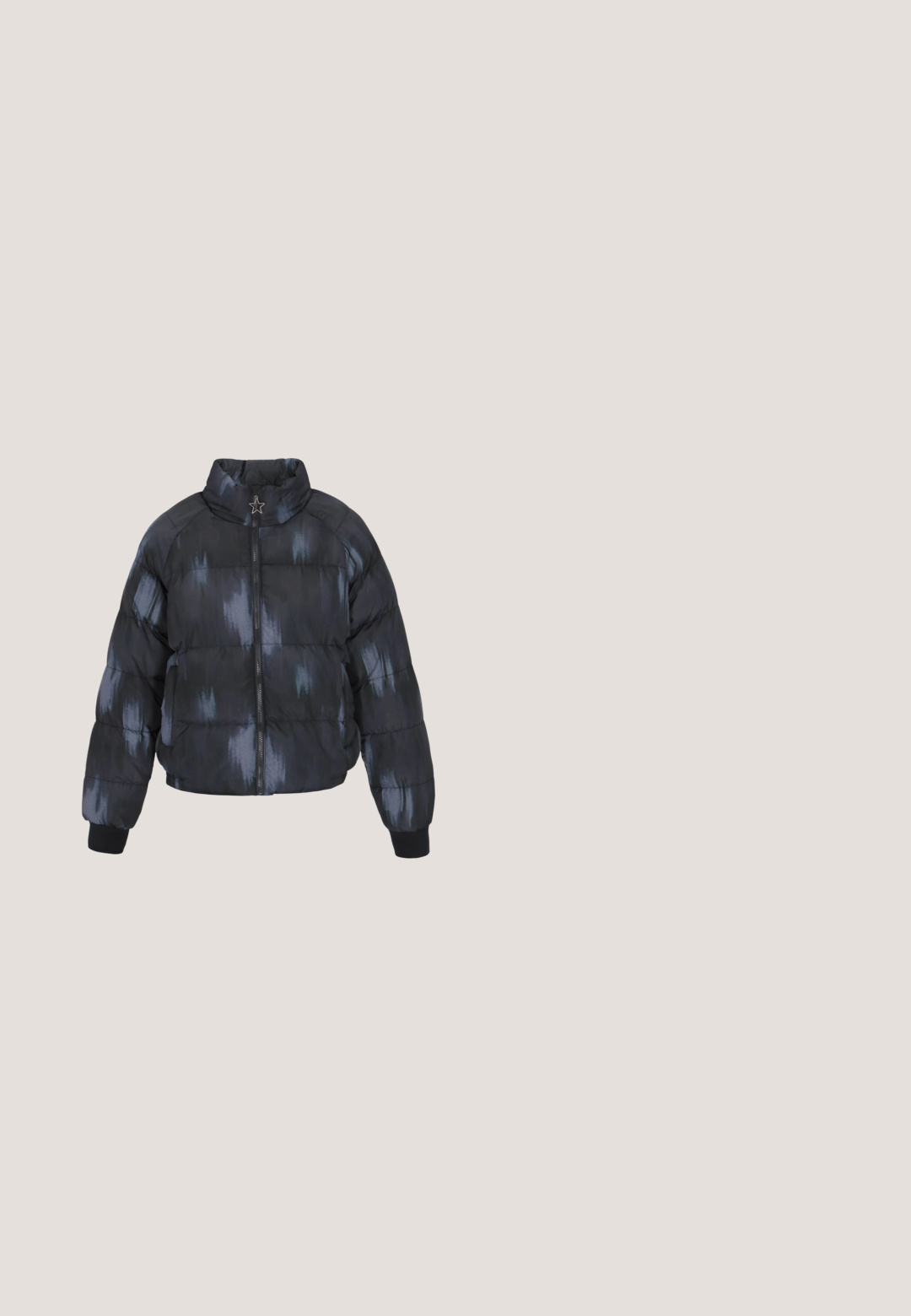 Sort boblejakke med en glansfuld finish, som har en stjernedetalje på lynlåsen, høj krave og et tie-dye mønster i nuancer af mørkeblå.; Sort hættetrøje lavet af tekstureret fleece, med en frontlomme, snoretræk og ribbede manchetter. Broderet logo foran.; Bomulds crop top med lange sorte ærmer og en hvid krop. Har ordet "DANGEROUS" trykt i rødt hen over brystet.; Sorte brede cargobukser med elastisk talje, snøre og klaplommer på højre lår, designet til casual brug.; Sort isoleret slip-on sko med quiltet overdel, gummisål og strukturel detaljering. Har en hæltrækstrop og branding på siden.; Sort blød nylon skuldertaske med samlet design, justerbar strop og tynde snore detaljer på siderne.