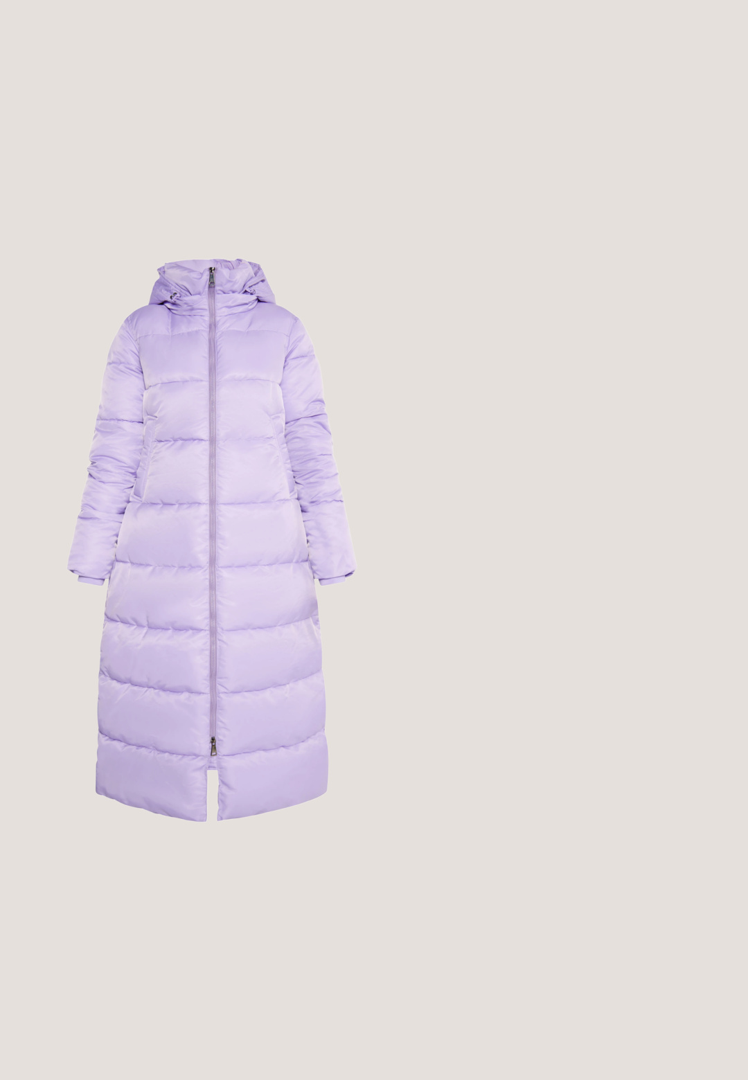 Lang frostet vinterjakke i lavendel med hætte og lynlås foran, designet til fuld dækning og varme.; Lys grå striktrøje med rund halsudskæring, dropped skuldre og snørebånd detaljer langs ærmerne. Ribbet kant og tekstureret stof.; Lavendelbukser med elastisk talje og frontbinding. Har et lige ben-design og en glat, let stofstruktur.; Hvide og lyse lilla sneakers med en glat læderoverdel, ruskindselementer, en tyk hvid sål og flade snørebånd. Logo synligt på siden.; Lilla prikket læderhåndledstaske med et håndtagsløkke og en foldet klap sikret med en lodret læderrem.; Sølv øreringe i hoop-design med en buet form, prydet med pinke ædelstene langs den forreste kant, der fremhæver en poleret finish.