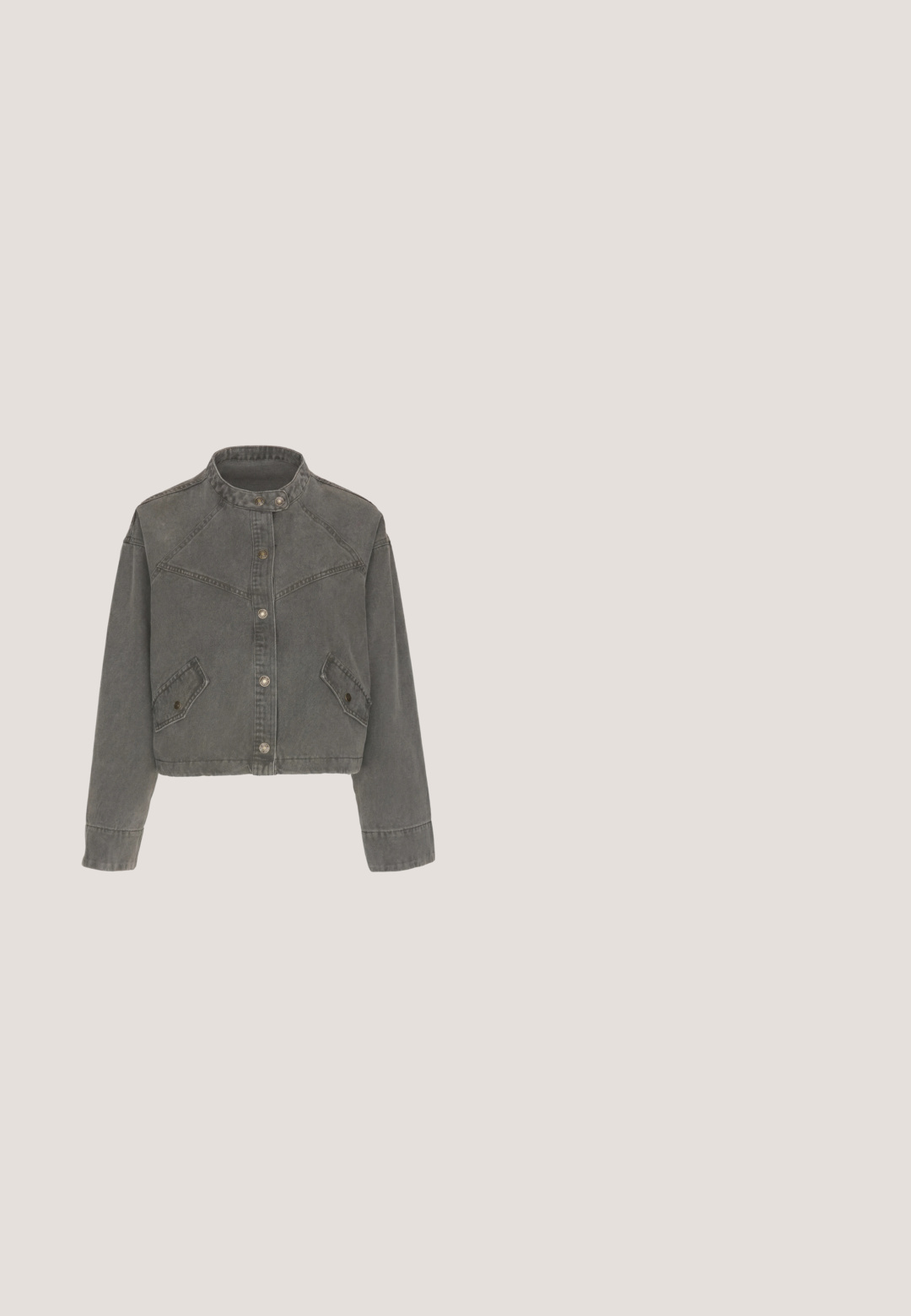 Grijze verwassen spijkerjas met frontale drukknopen, hoge kraag met dubbele drukknop en schuine klepzakken aan beide zijden.; Grijze T-shirt van katoen, met een minimalistisch ontwerp met twee gezichten, een vogel en de tekst "Vrede liefde" in zwart en rood.; Zwarte denimshorts met knoopsluiting aan de voorkant, riemlussen, twee voorzakken en een klein muntenzakje, plat op een witte achtergrond weergegeven.; Zwarte leren enkellaars met een ronde neus, zilveren accenten, gespbanden en een lage gestapelde hak. Heeft stikdetails.; Zwarte plasticen zonnebril met donker getinte rechthoekige glazen, liggend op een wit oppervlak.; Zwarte leren handtas met een kleurrijk, gegraveerd schedelontwerp omringd door bloemen en bladeren, met gouden hardwareaccenten.