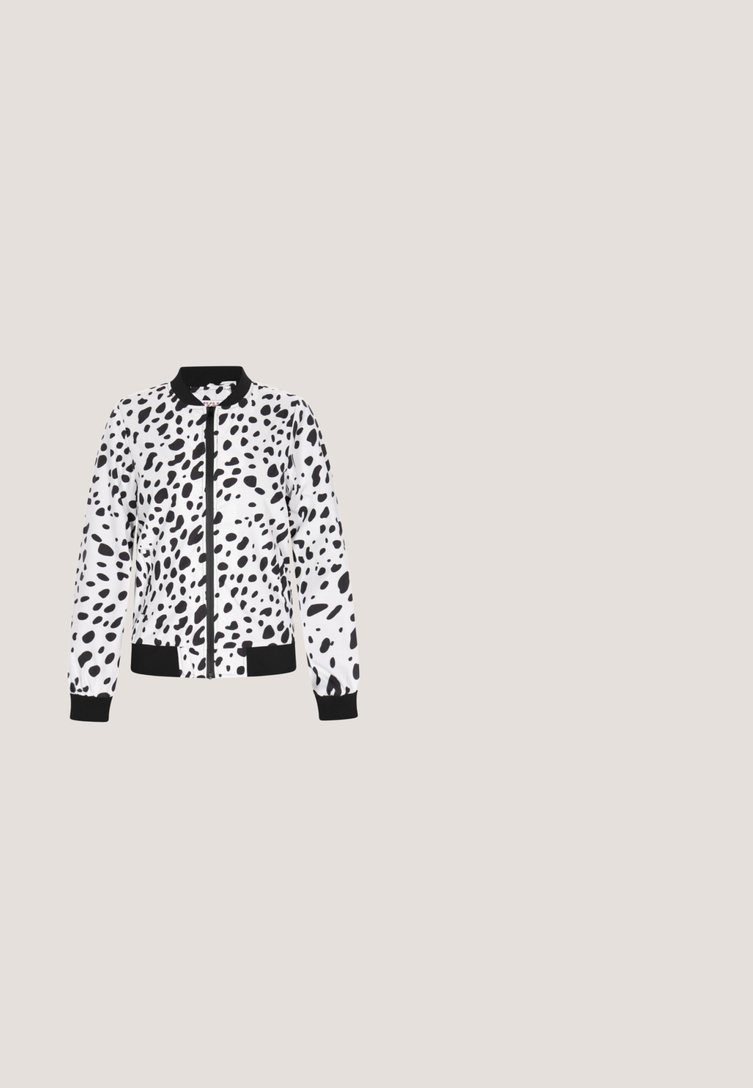 Veste bomber noir et blanc avec un motif à pois, col et poignets côtelés, et une fermeture éclair à l'avant. Tissu lisse avec une coupe décontractée.; Haut blanc sans manches à col halter avec un décolleté en V profond et un design drapé à l'avant, posé à plat sur un fond blanc.; Pantalons noirs et blancs à motifs avec une coupe ample, une taille élastique et des poignets froncés. Présente un design abstrait avec des textures variées.; Sneaker blanc en matériaux mesh et cuir, bout arrondi, semelle épaisse, lacets proéminents et marqué au talon et sur la languette.; Sac à main gris texturé avec une poignée rembourrée, des accents en maille, une bandoulière ajustable et un fermoir à l'avant. Design compact avec une forme arrondie.; Collier en chaîne en métal argenté avec un design de maillons simple, doté d'un fermoir sécurisé, offrant une texture lisse et homogène.