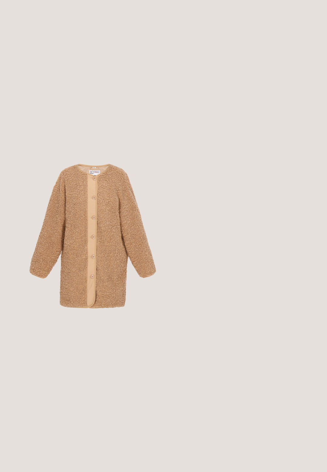 Langærmet tan teddy fleece frakke med rund halsudskæring og knaplukning foran i midten.; Mørk olivengrøn, blød cardigan med knapper, lange ærmer og rund halsudskæring, mærket "SELECTED FEMME" indeni kraven.; Beige kortærmet striktop lagdelt over vinrød nederdel med polkaprikker og blondekant.; Brun ruskind snøresko med tyk slidbanesål og mokkasinsti-syning på en hvid baggrund.; Blød brun ruskind clutchtaske med guldkæde som strop og duske i begge ender på hvid baggrund.; Guldring med en bølget, organisk form. Glat overflade med en poleret finish. Åbent design, der fremhæver flydende linjer og konturer.