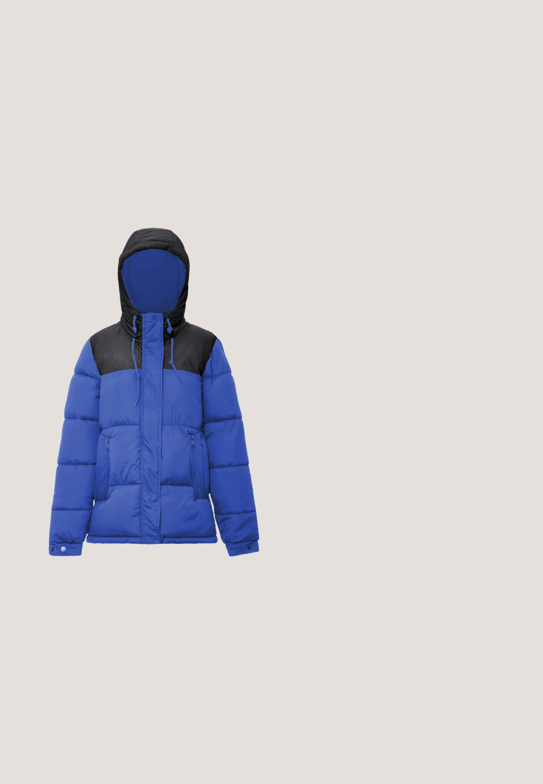 Blau- und schwarz gestreifte Daunenjacke mit Kapuze, ausgestattet mit einem Reißverschluss, zwei seitlichen Taschen und einer gesteppten Textur für Wärme und Stil.; Blaues ärmelloses Top aus glattem Baumwollstoff. Mit rundem Ausschnitt und geradem Schnitt mit sauberen Kanten. Keine sichtbaren Muster oder Beschläge.; Blaue gemusterte Weitbeine-Hosen mit einer Mischung aus dunklen und lebhaften Blautönen. Hergestellt aus einem weichen, leichten Stoff mit einem elastischen Bund.; Blaue Nike Air Force 1 Sneakers mit einem strukturierten Lederoberteil, weißer Zwischensohle und einer Sohle aus Gummi, mit Schnürverschluss.; Blaues geflochtenes Lederhandtasche mit einem runden Griff, mit einer strukturierten Oberfläche und einem sicheren Verschluss an der Oberseite. Kompakte und strukturierte Gestaltung.; Ohrstecker in Silberoptik mit kreisförmigen Scheiben, die eine glatte, reflektierende Oberfläche und ein längliches Haken-Design aufweisen.
