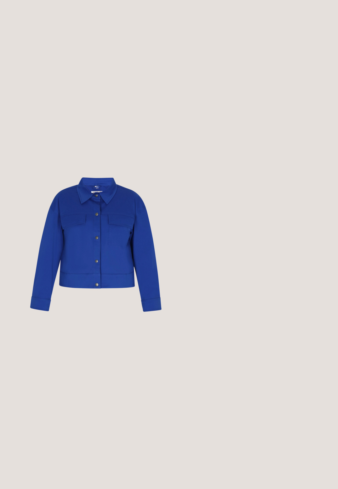 Blaue Cropped-Jacke mit langen Ärmeln, vorderen Druckknöpfen, zwei Brusttaschen und spitzem Kragen.; Blaue Kapuzenjacke aus Baumwollmischgewebe. Verfügt über eine vordere Kängurutasche, eine Kapuze mit Kordelzug und weißen Logo-Text auf der Brust.; Helles Baumwoll-T-Shirt in Blau mit einem Rundhalsausschnitt, kurzen Ärmeln und einem dezenten eingestempelten Logo auf der Vorderseite. Gerader Schnitt.; Blaue Sweatpants mit einem elastischen Bund, zwei Seitentaschen und elastischen Bündchen an den Knöcheln. Mit weißem Drucktext auf der Vorderseite.; Weiße Sportschuhe mit einem oberen Teil aus Mesh, silbernen Akzenten und einem einzigartigen Spiralsohlendesign. Verfügt über einen gepolsterten Schaft und eine Schnürung für optimalen Halt.; Blaues synthetisches Umhängetasche mit rechteckiger Form, Reißverschluss, verstellbarem Riemen und einem schwarzen Logo-Patch auf der Vorderseite.