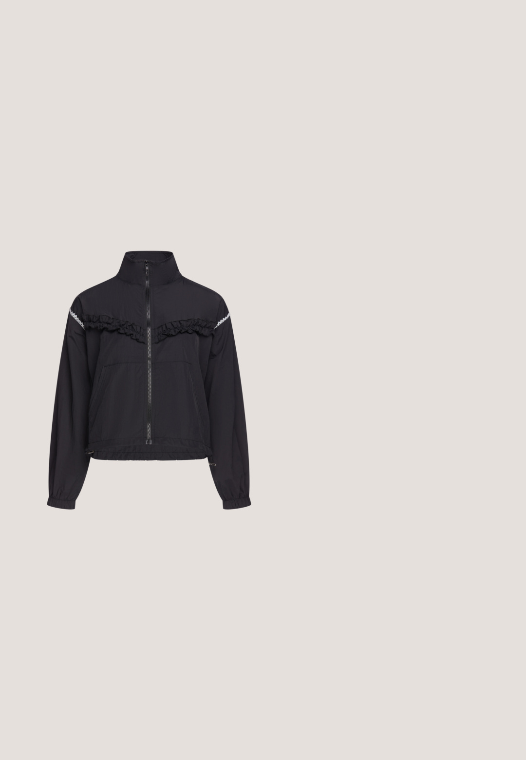 Veste noire zippée avec col haut, manches longues, poignets élastiques, détails froncés sur la poitrine et petits accents en dentelle blanche sur les épaules.; Sweat à capuche court noir avec manches longues larges et cordons beiges sur la capuche, présenté sur fond blanc.; Brassière de sport noire avec fermeture éclair frontale et bretelles dos nageur sur fond blanc.; Leggings noirs en tissu extensible avec une taille haute élastique présentant le texte "SMIL" en blanc. Texture lisse et design ajusté.; Chaussure noire à enfiler en tissu avec une tige en maille texturée et une semelle en caoutchouc souple, conçue pour un usage décontracté et un confort optimal.; Sac à main en tissu gris foncé doux avec des détails plissés et une seule large anse formant une boucle pour le porter.